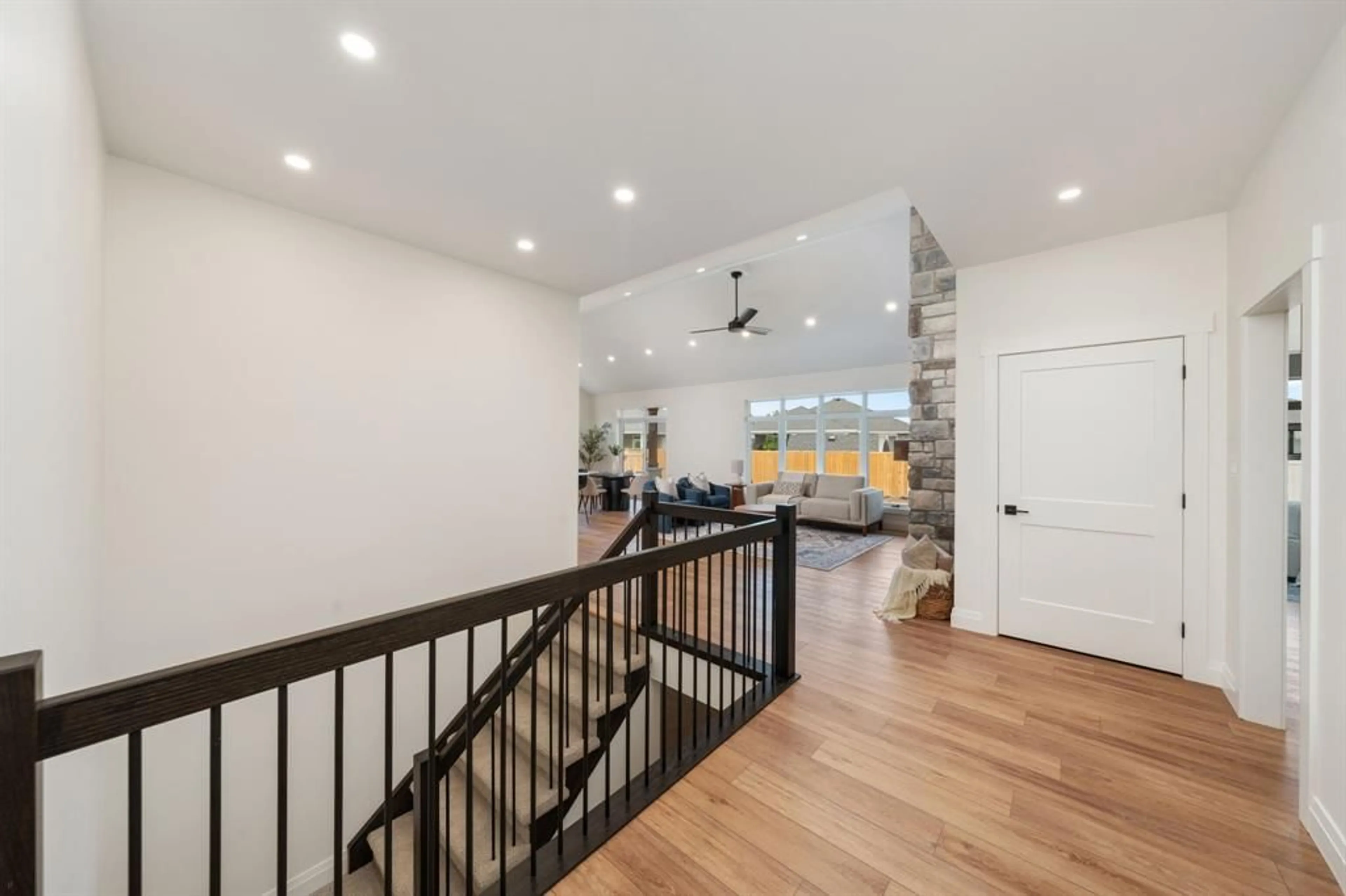 Indoor entryway for 6755 GRIFFIN Dr, Plympton-Wyoming Ontario N0N 1E0