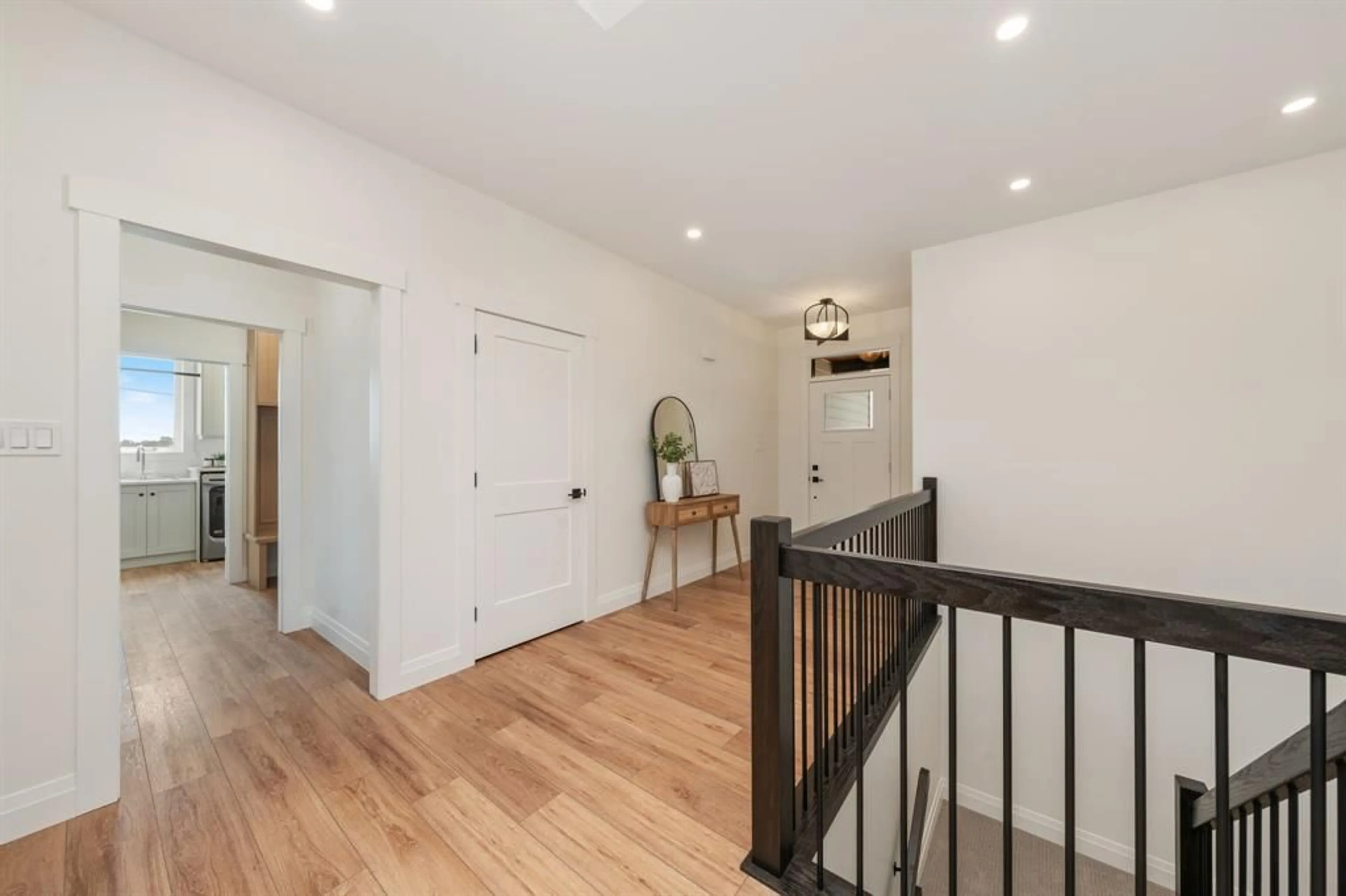 Indoor entryway for 6755 GRIFFIN Dr, Plympton-Wyoming Ontario N0N 1E0