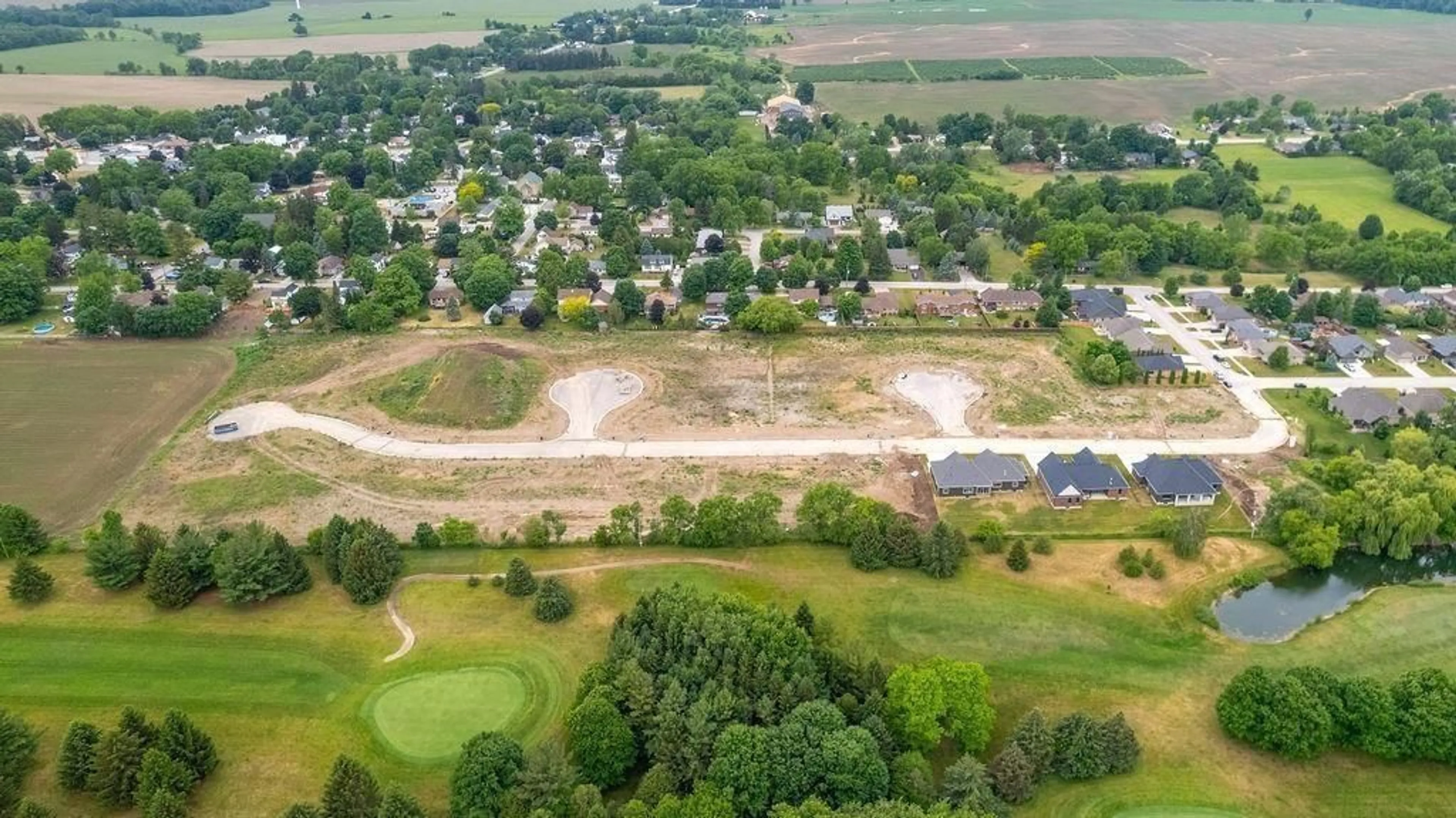 A pic from outside/outdoor area/front of a property/back of a property/a pic from drone, unknown for 37 EAST GLEN Dr, Lambton Shores Ontario N0M 1B0