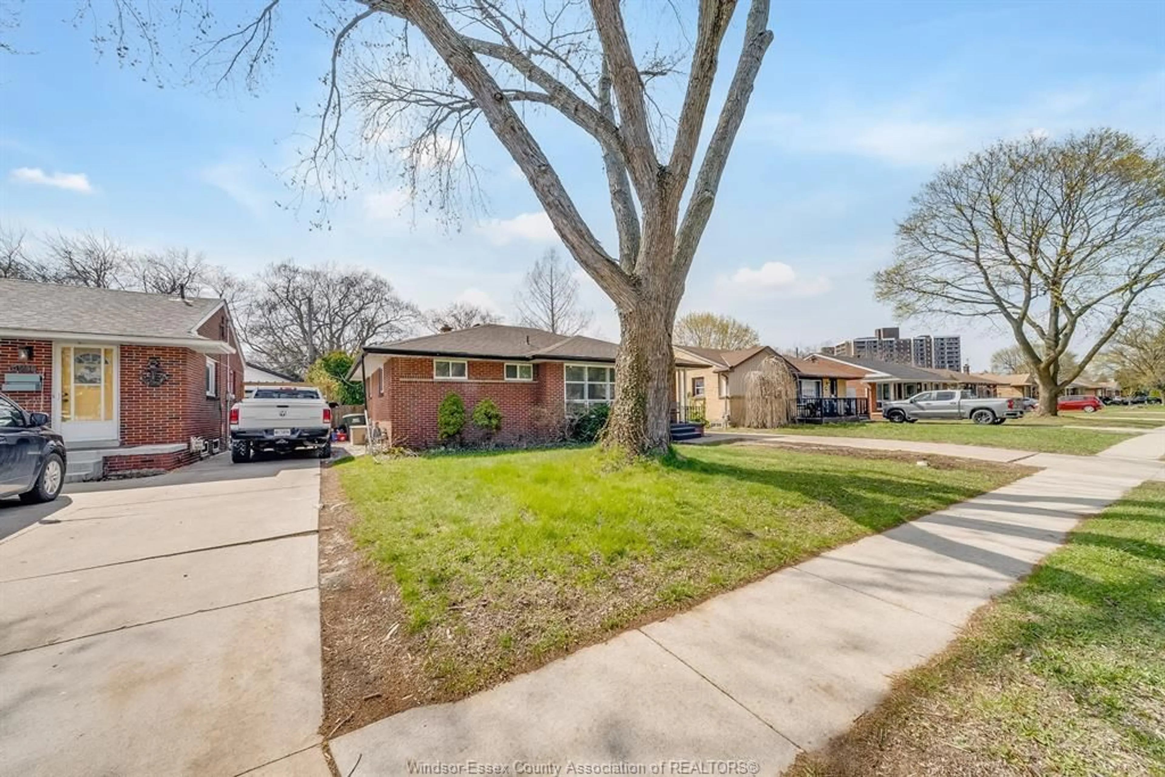 A pic from outside/outdoor area/front of a property/back of a property/a pic from drone, street for 465 RIVERDALE Ave, Windsor Ontario N8S 4B7