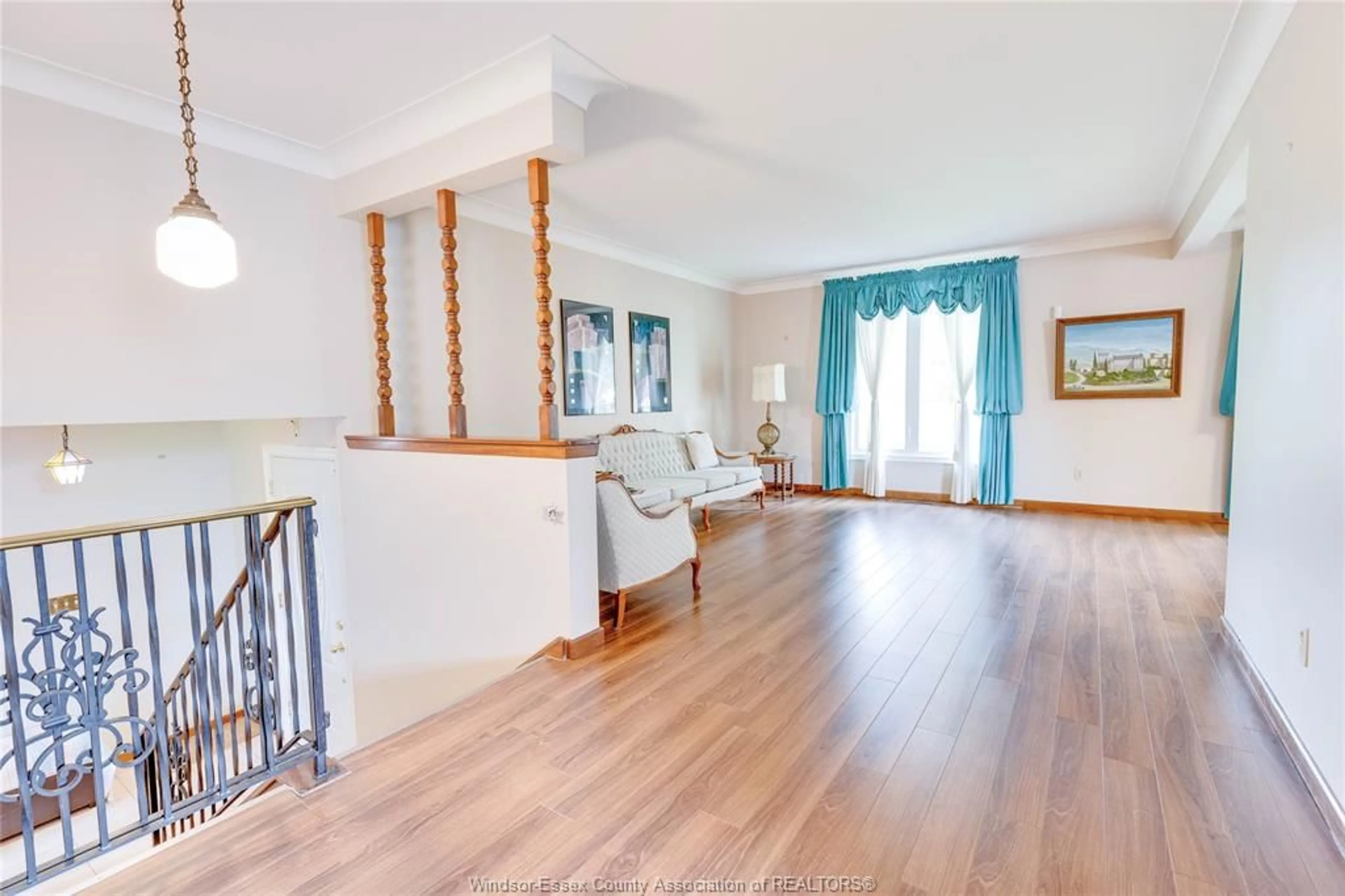 Indoor foyer for 9635 Kerby Rd, Windsor Ontario N8R 1K1