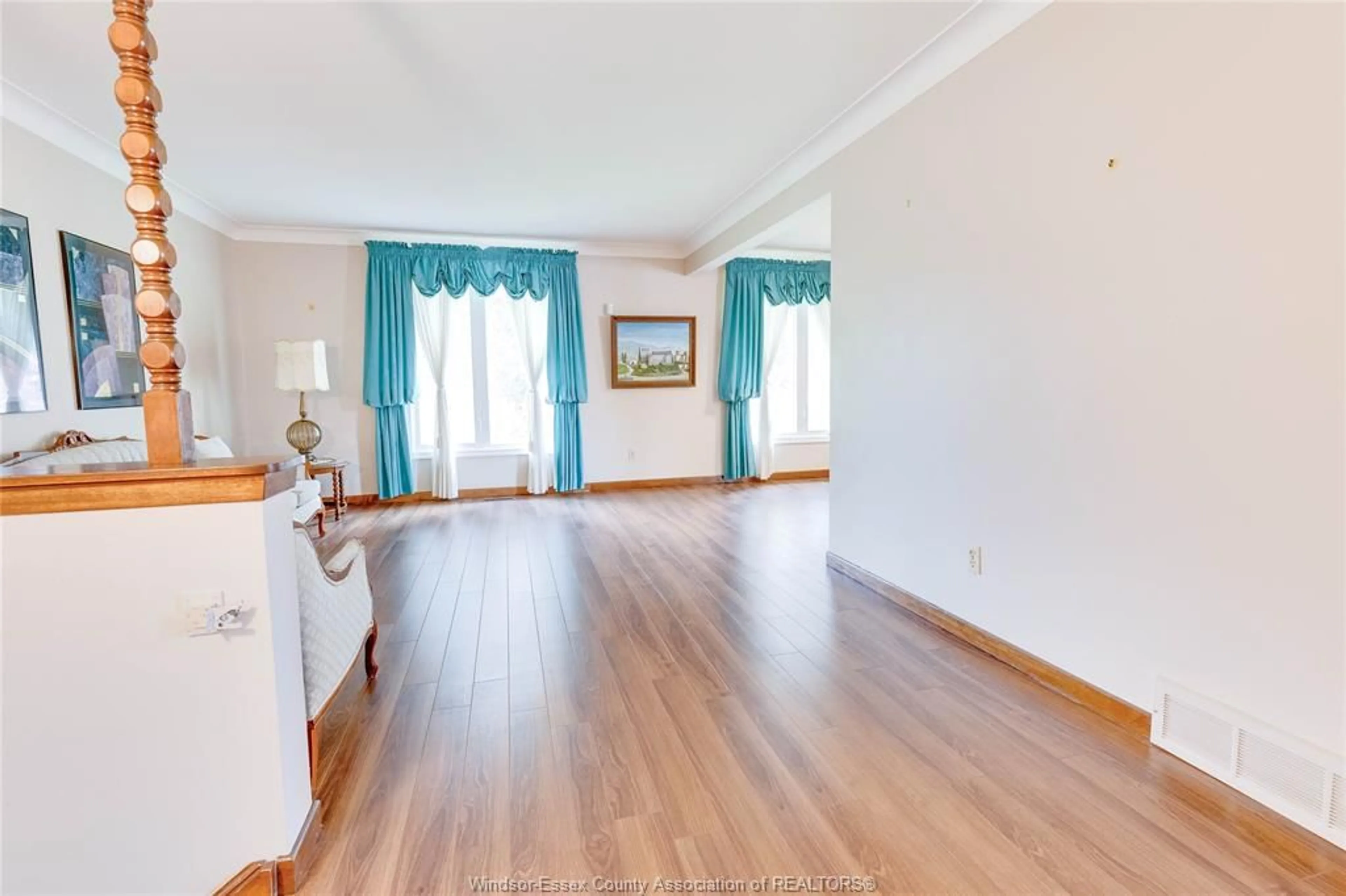 Indoor foyer for 9635 Kerby Rd, Windsor Ontario N8R 1K1