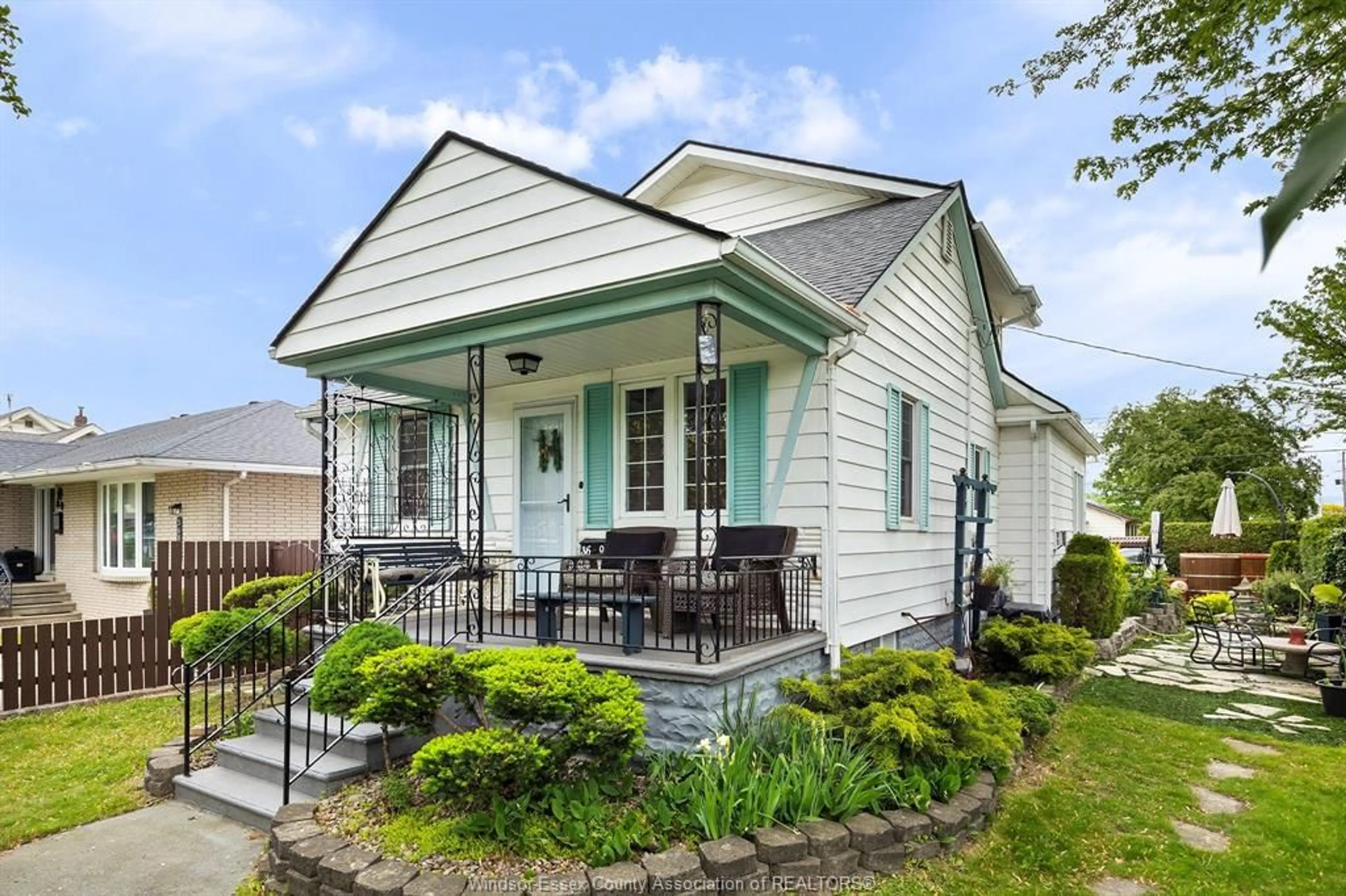 Home with vinyl exterior material, street for 3696 BYNG, Windsor Ontario N8W 3H9