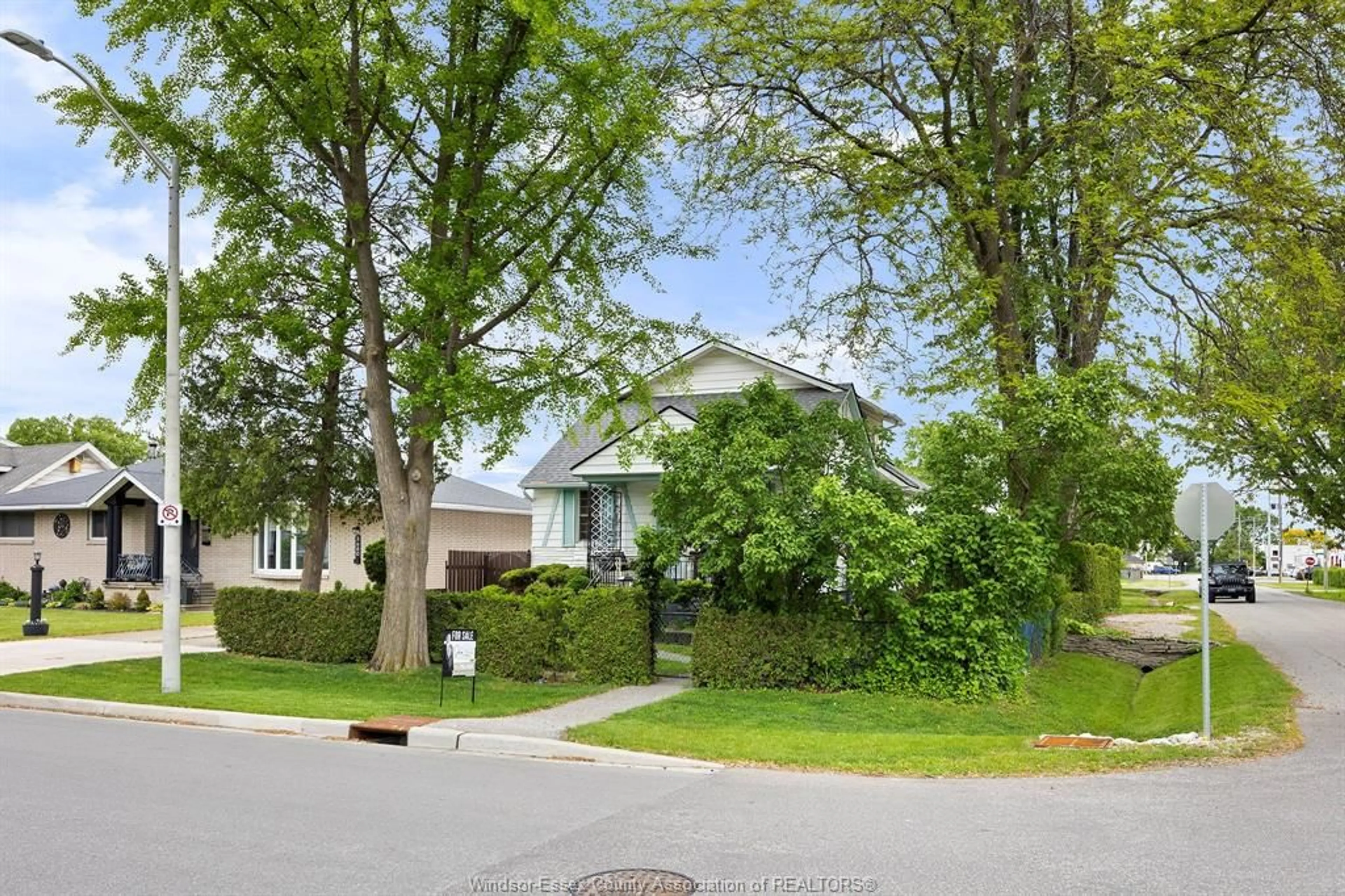 A pic from outside/outdoor area/front of a property/back of a property/a pic from drone, street for 3696 BYNG, Windsor Ontario N8W 3H9