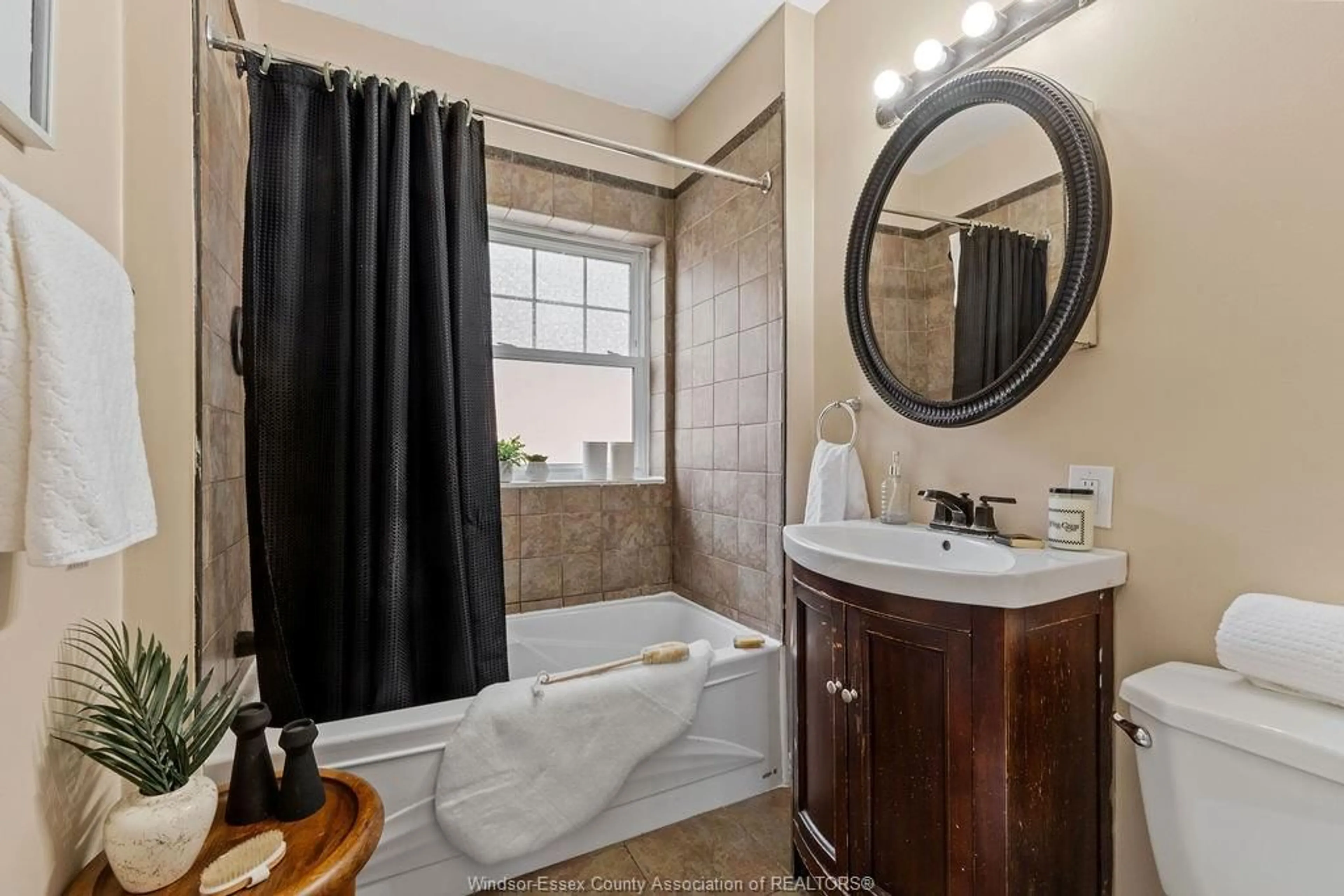Standard bathroom, ceramic/tile floor for 2263 TURNER Rd, Windsor Ontario N8W 3K4