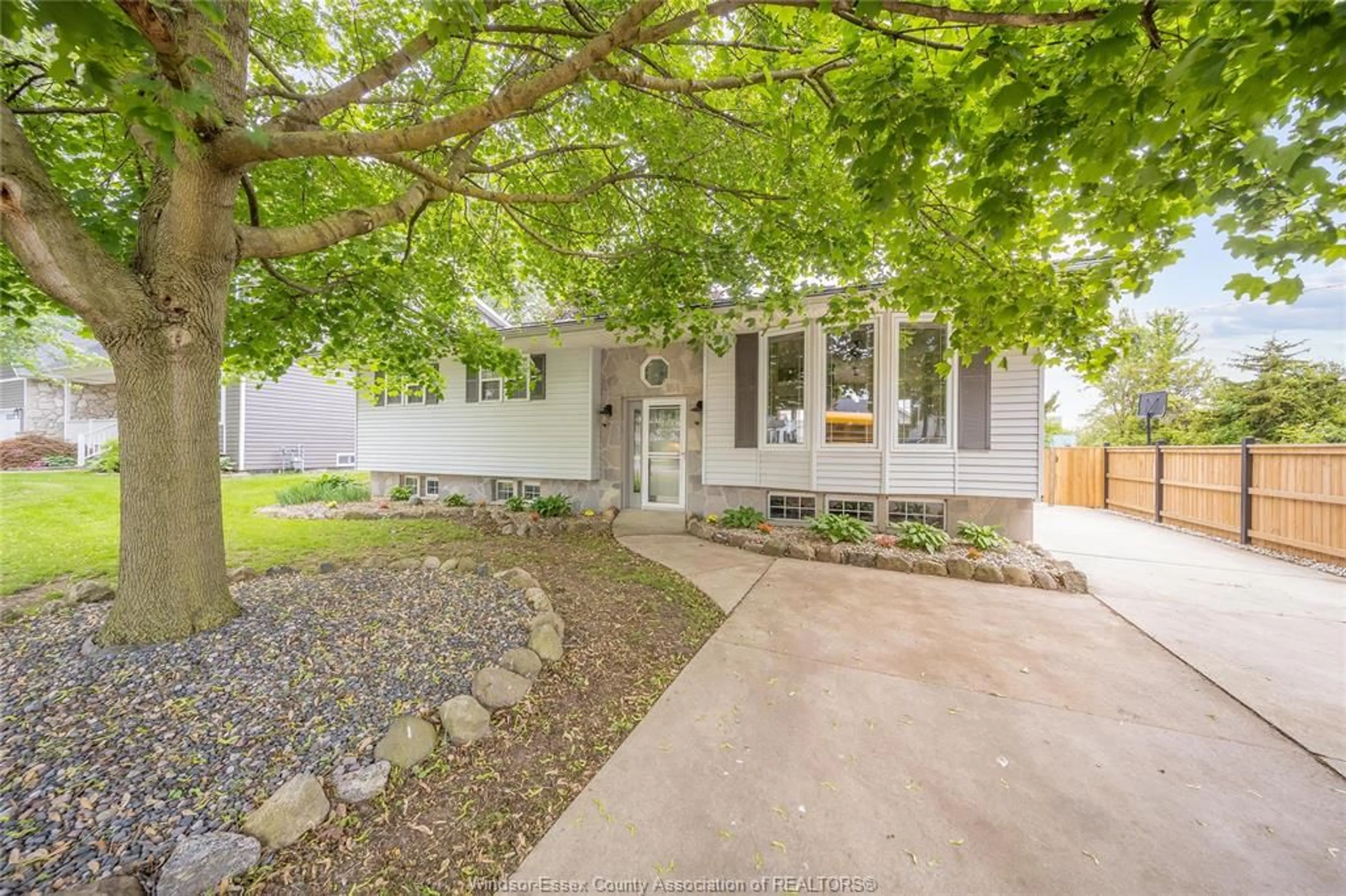 A pic from outside/outdoor area/front of a property/back of a property/a pic from drone, street for 164 MUNGER Ave, Harrow Ontario N0R 1G0