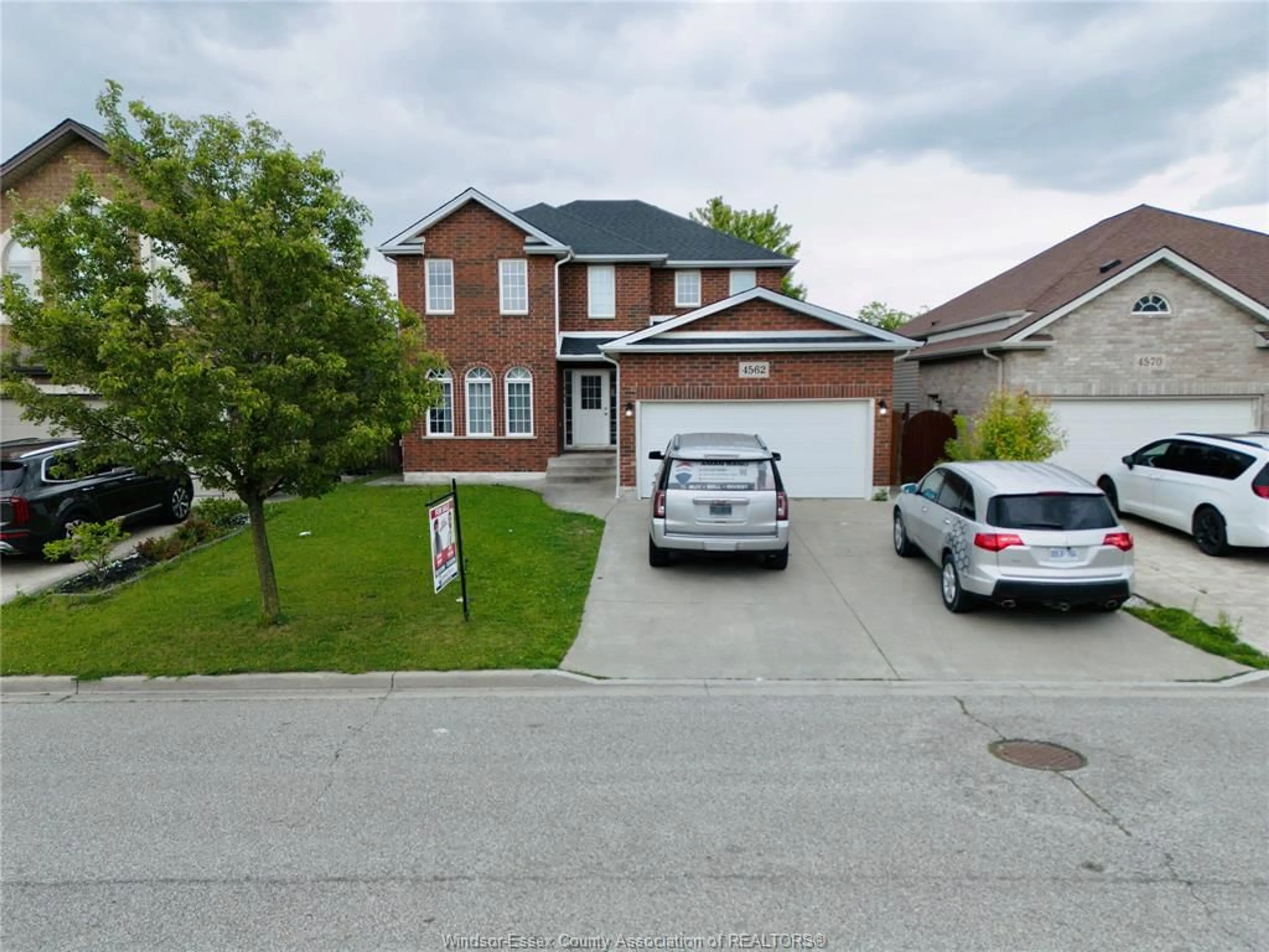 A pic from outside/outdoor area/front of a property/back of a property/a pic from drone, street for 4562 UNICORN Ave, Windsor Ontario N9G 3G6