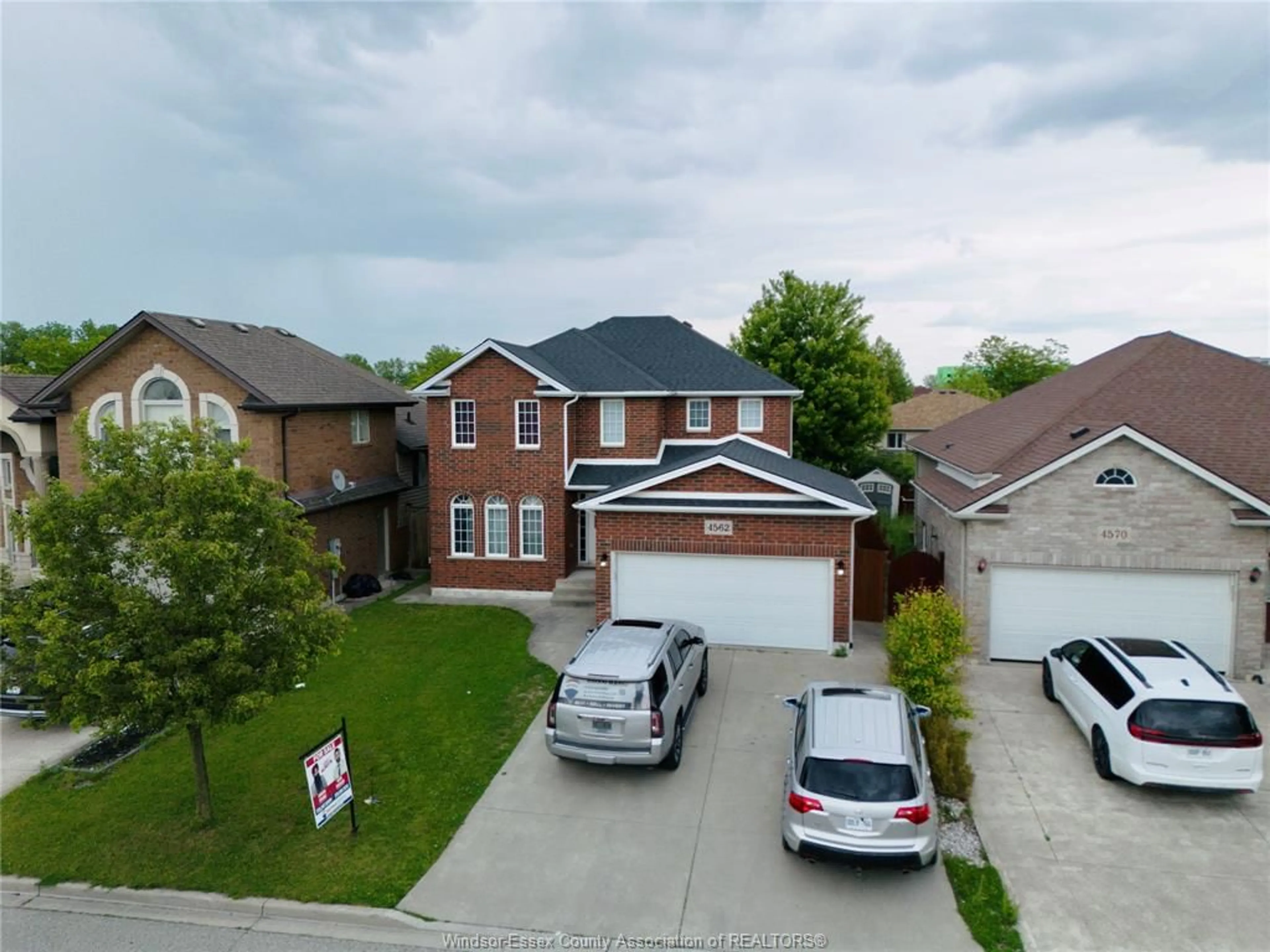A pic from outside/outdoor area/front of a property/back of a property/a pic from drone, street for 4562 UNICORN Ave, Windsor Ontario N9G 3G6