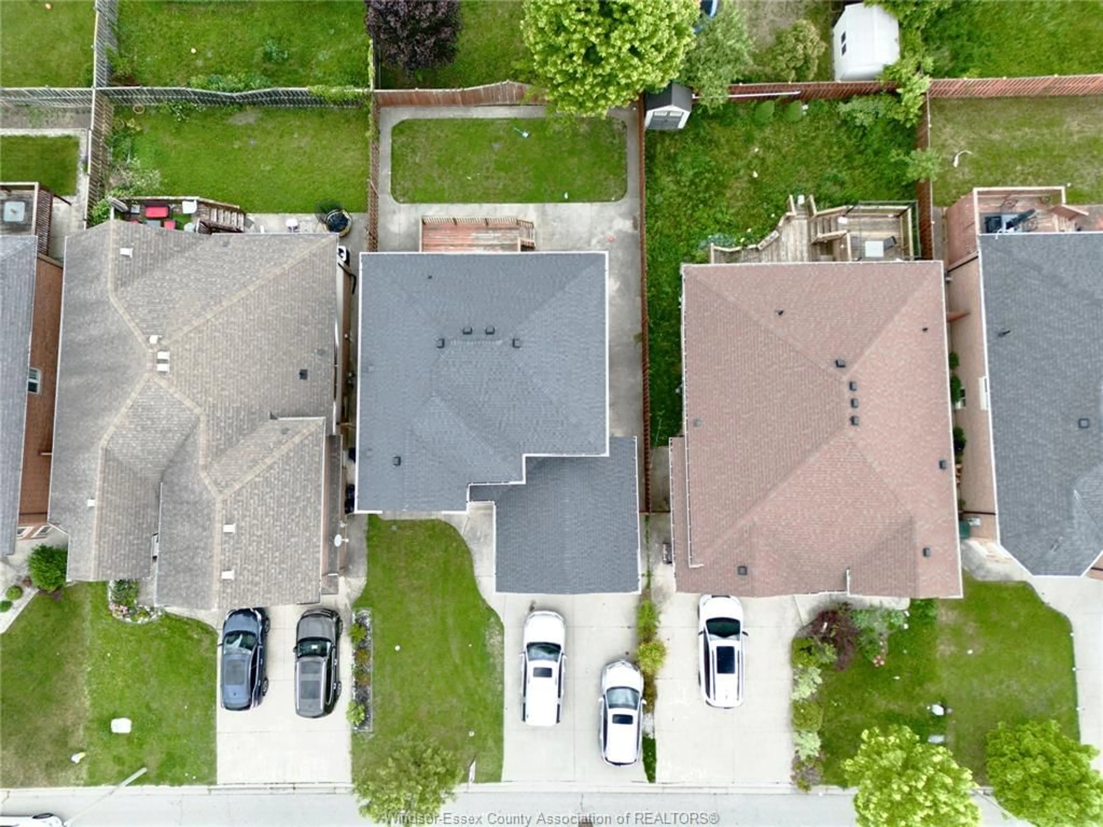 A pic from outside/outdoor area/front of a property/back of a property/a pic from drone, street for 4562 UNICORN Ave, Windsor Ontario N9G 3G6