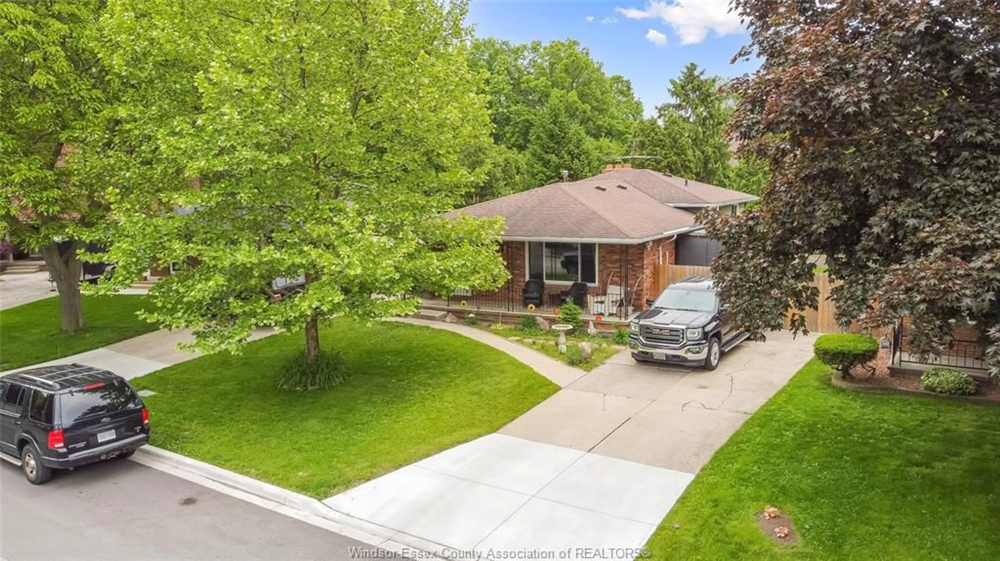A pic from outside/outdoor area/front of a property/back of a property/a pic from drone, street for 7182 ISABELLE, Windsor Ontario N8S 4J7