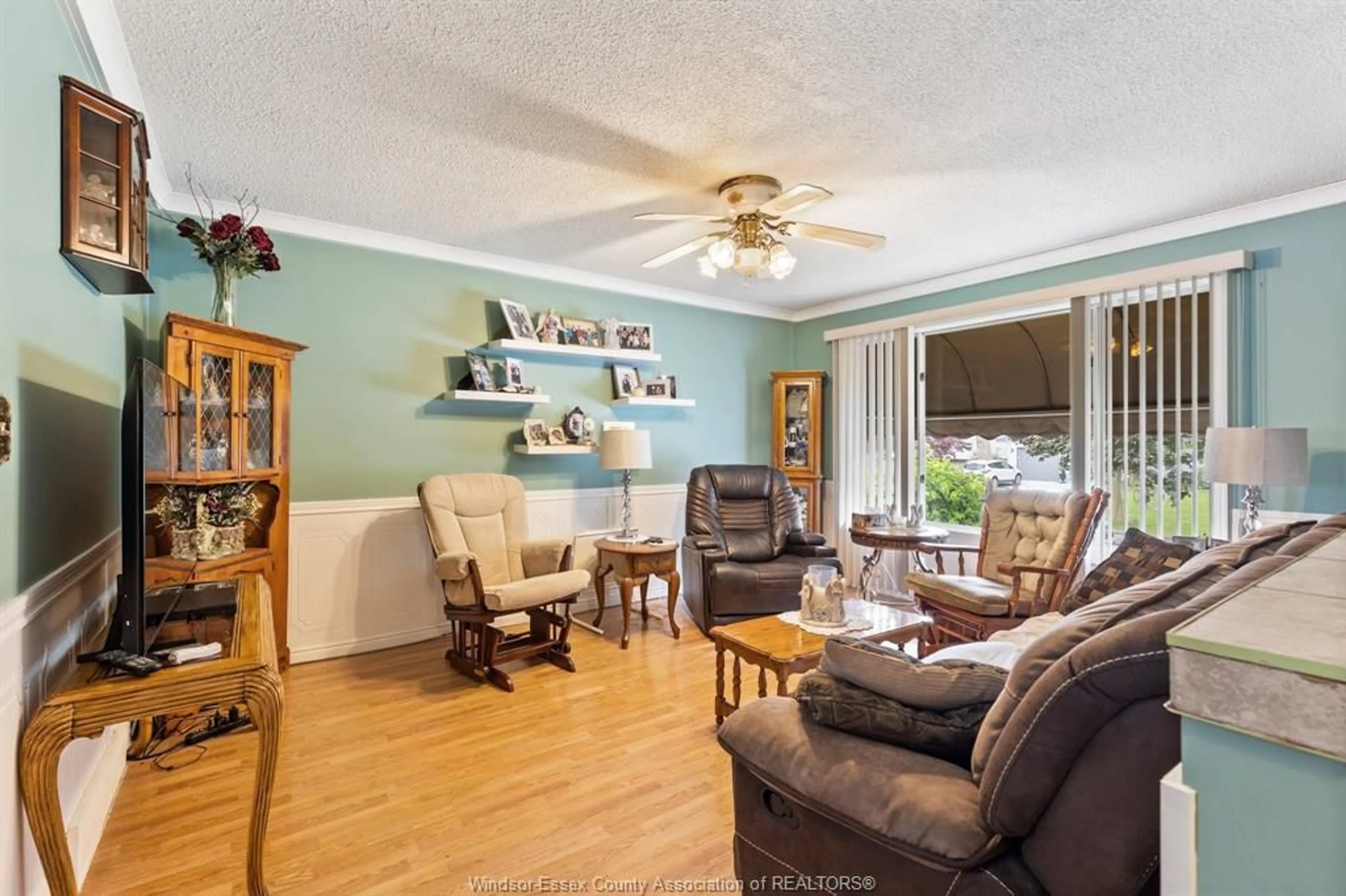 Living room with furniture, wood/laminate floor for 576 RICHMOND, Amherstburg Ontario N9V 3T9