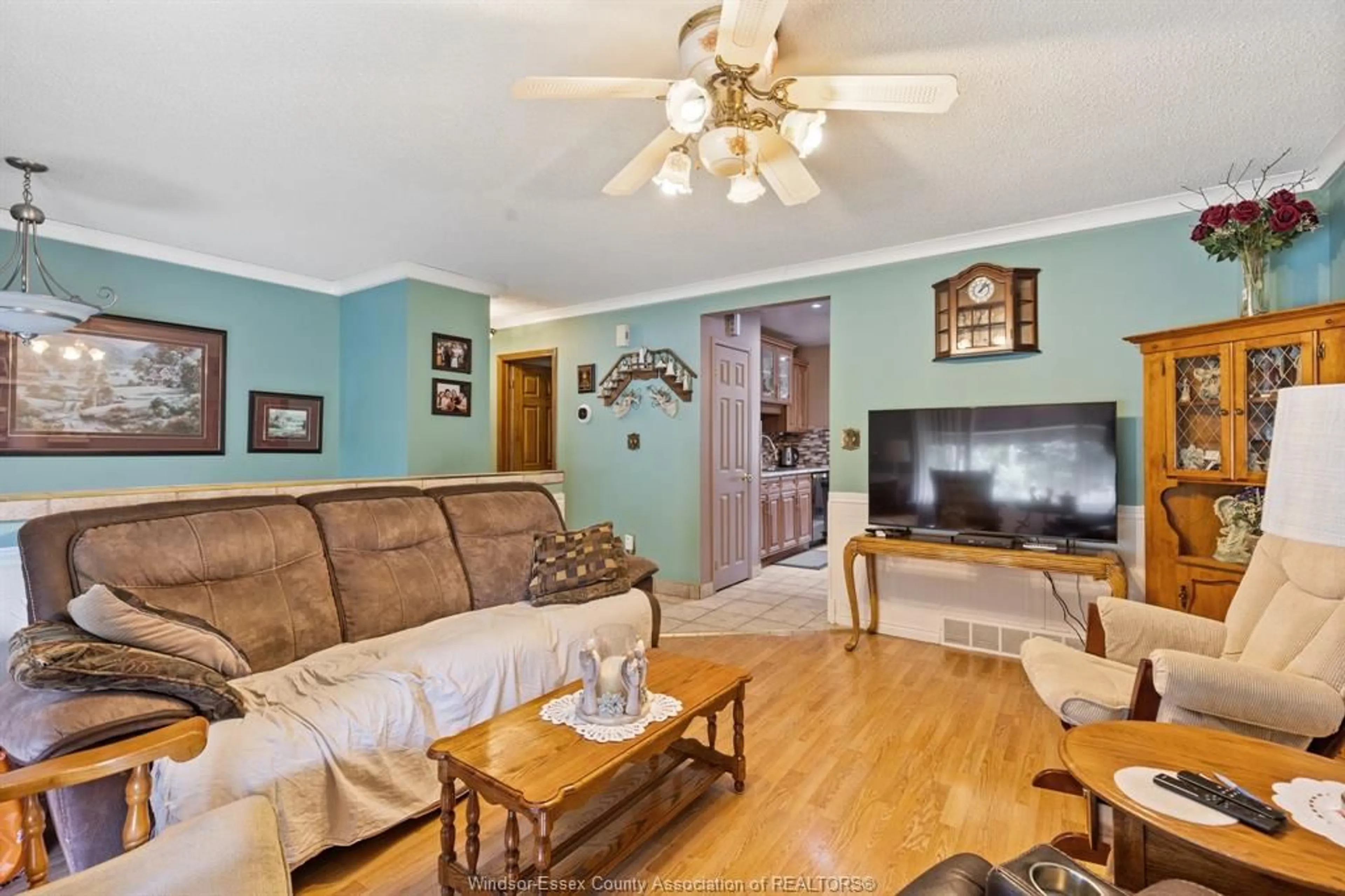 Living room with furniture, wood/laminate floor for 576 RICHMOND, Amherstburg Ontario N9V 3T9