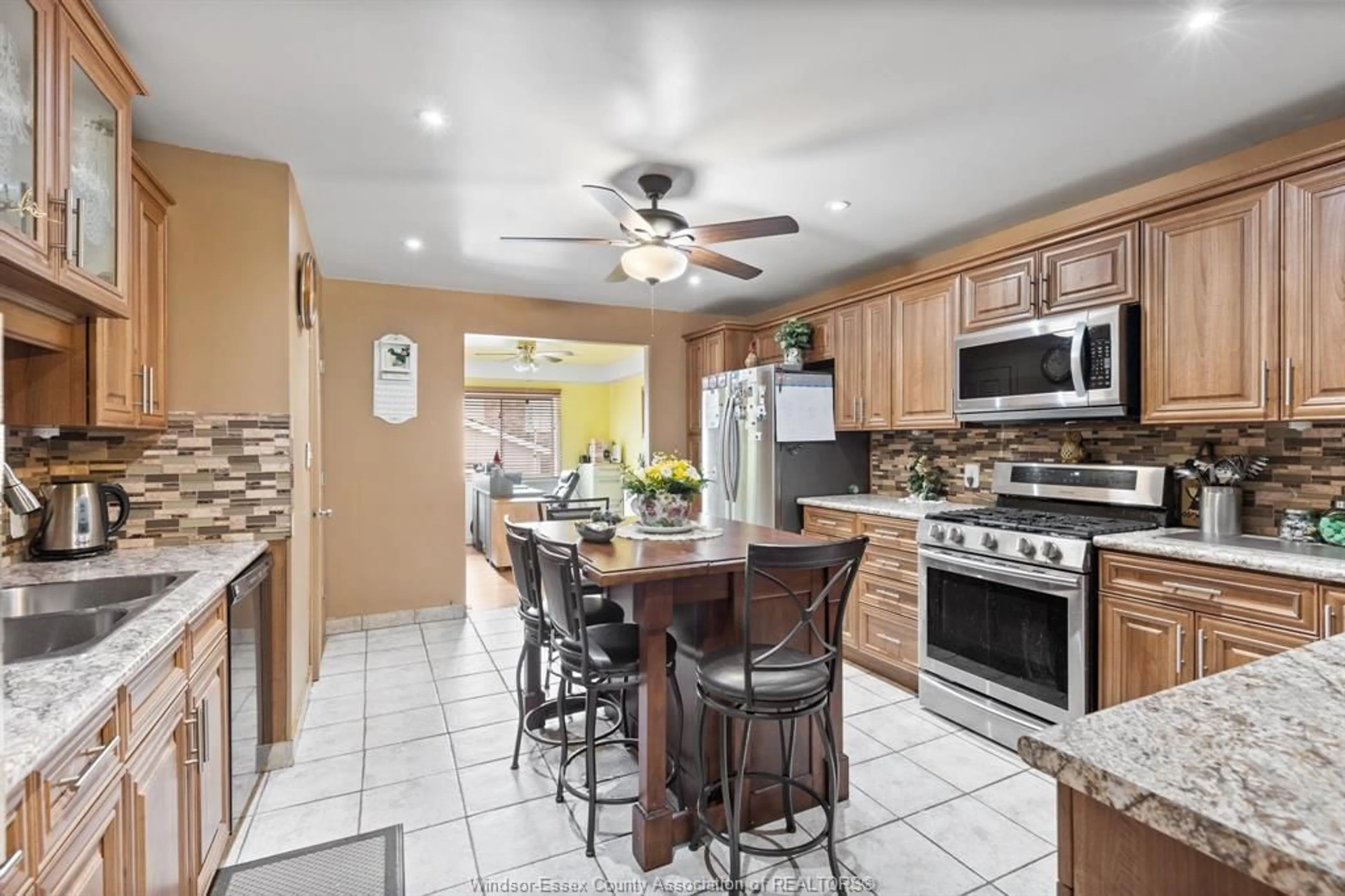 Open concept kitchen, ceramic/tile floor for 576 RICHMOND, Amherstburg Ontario N9V 3T9