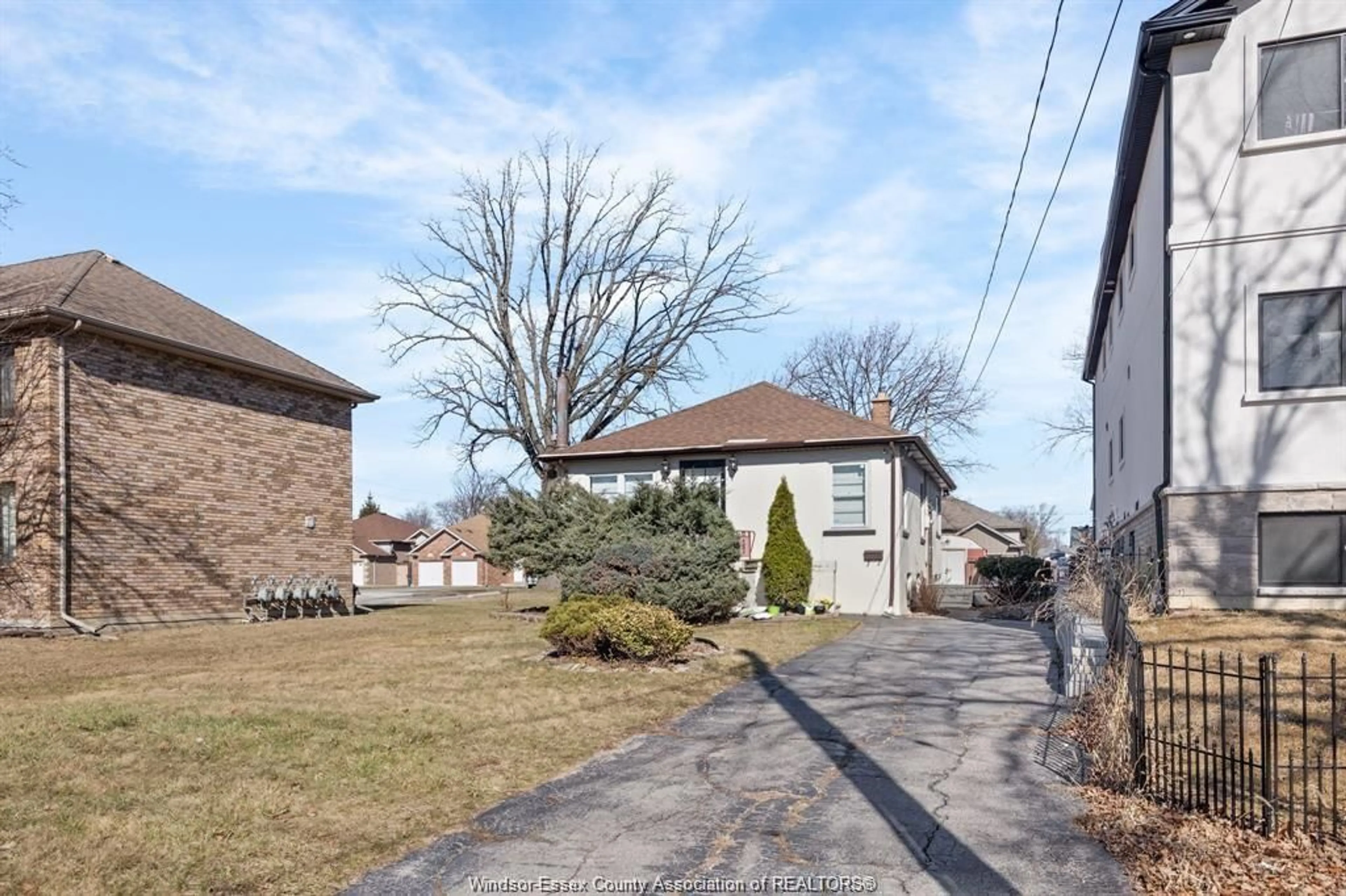 A pic from outside/outdoor area/front of a property/back of a property/a pic from drone, street for 630 GRAND MARAIS, Windsor Ontario N8X 3H5