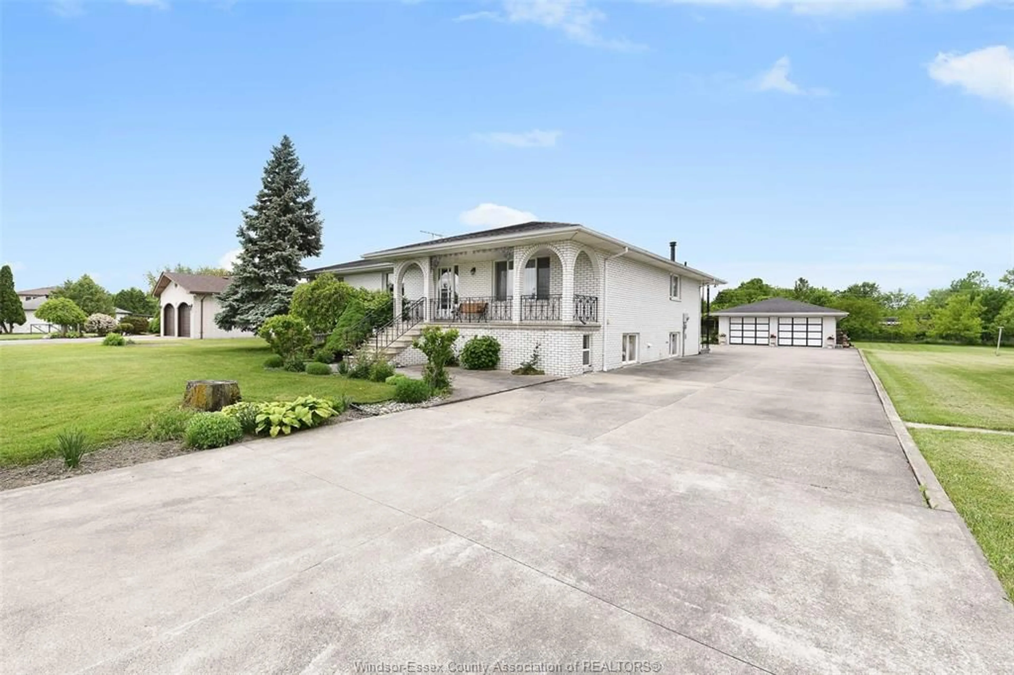 A pic from outside/outdoor area/front of a property/back of a property/a pic from drone, street for 658 Concession Rd 2, Amherstburg Ontario N9V 3R3