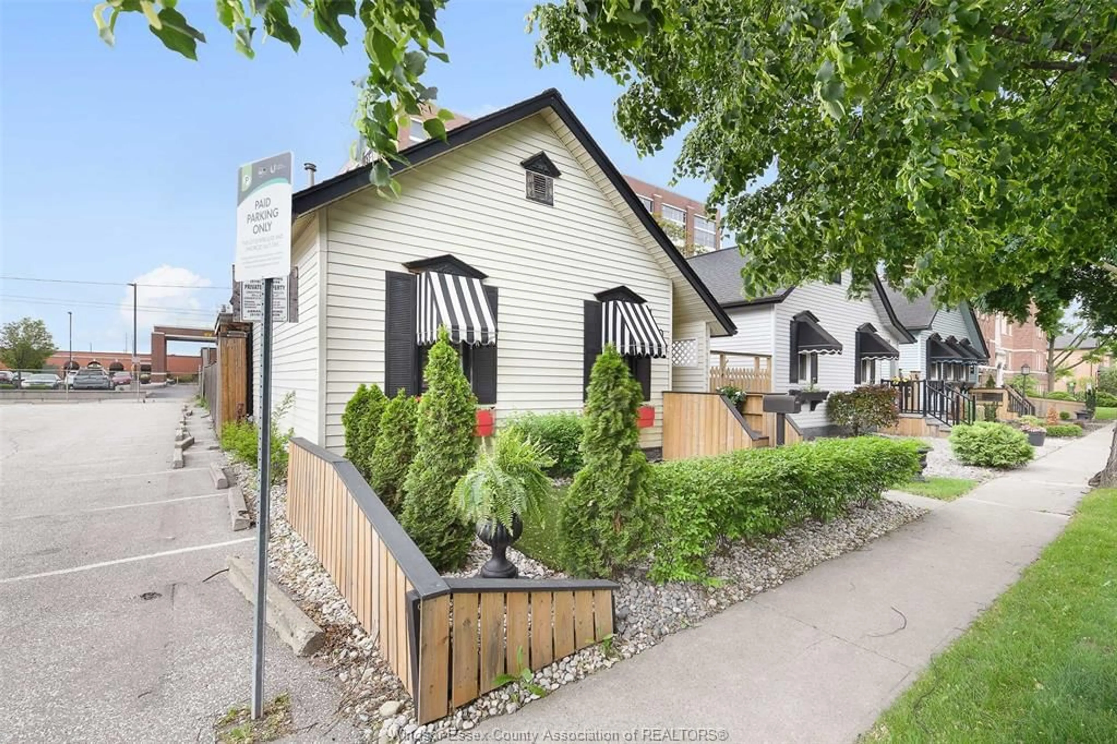 A pic from outside/outdoor area/front of a property/back of a property/a pic from drone, street for 646 ARGYLE, Windsor Ontario N8Y 3J6