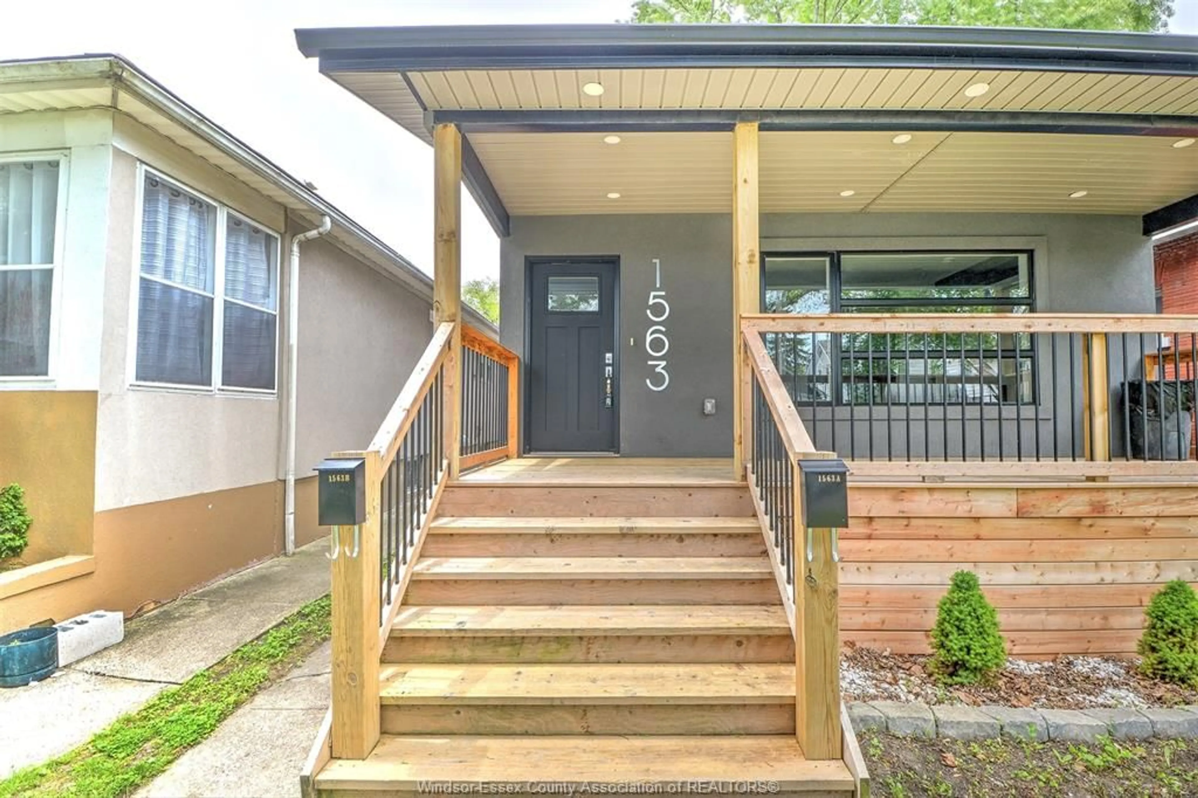 Indoor entryway for 1563 LINCOLN Rd, Windsor Ontario N8Y 2J3