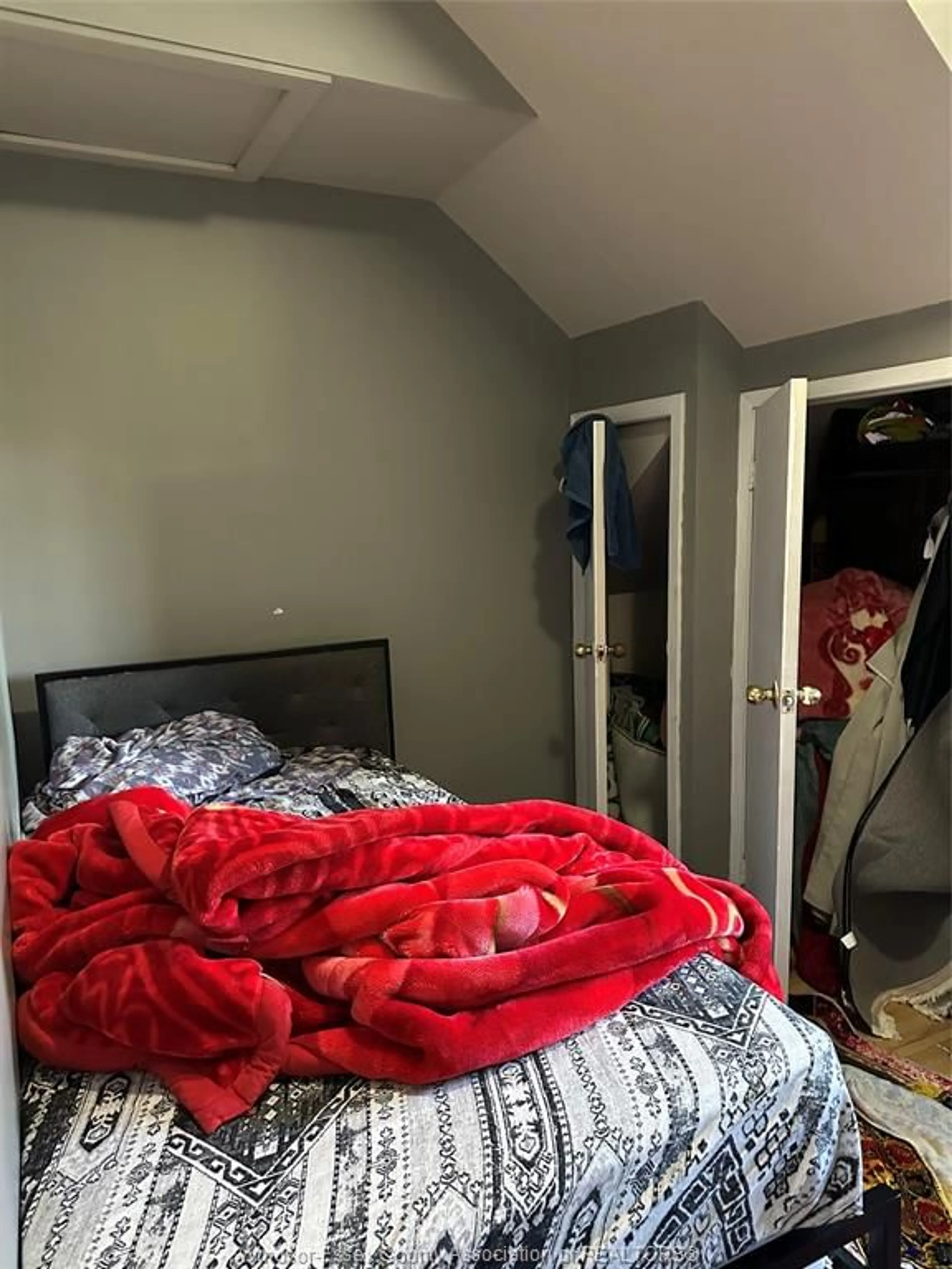 A pic of a room for 631-633 PARENT Ave, Windsor Ontario N9A 2C4