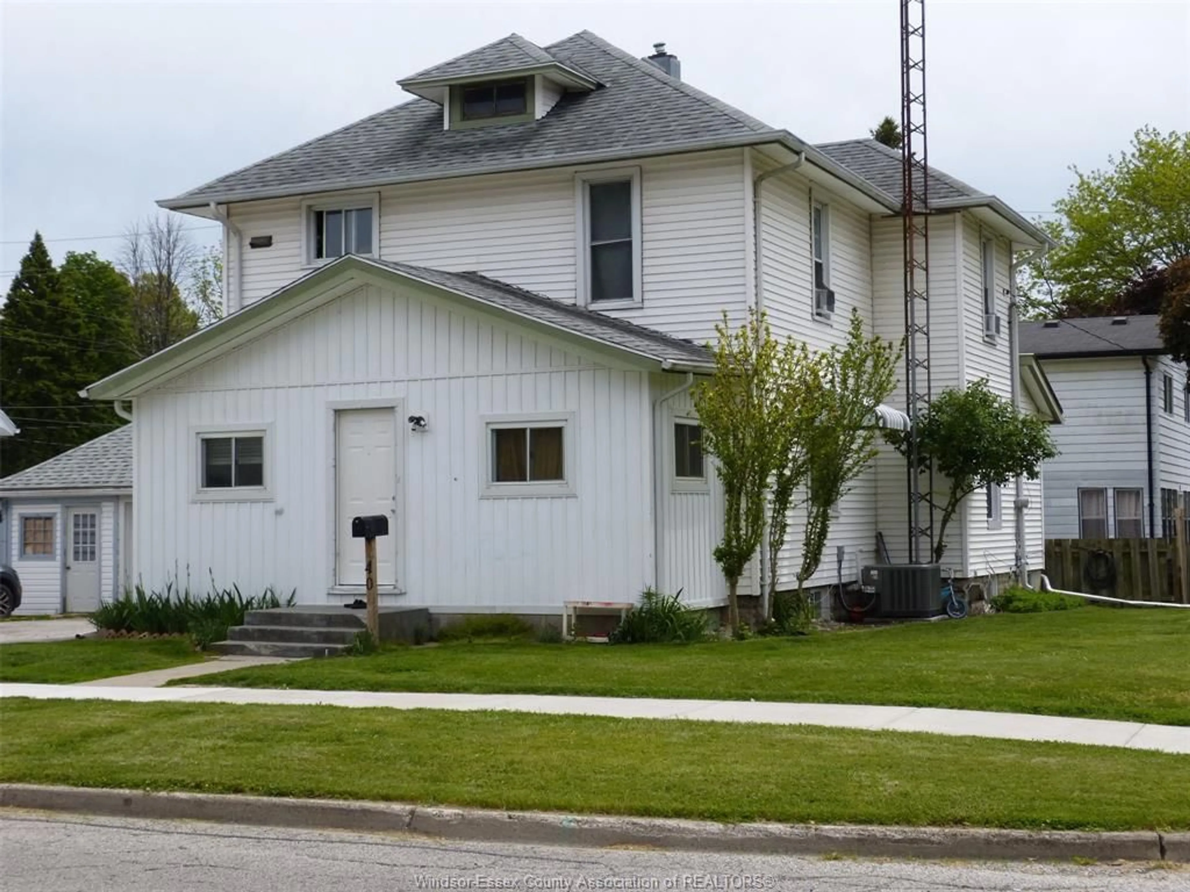 Home with vinyl exterior material, street for 40 ASKEW, Leamington Ontario N8H 1X7