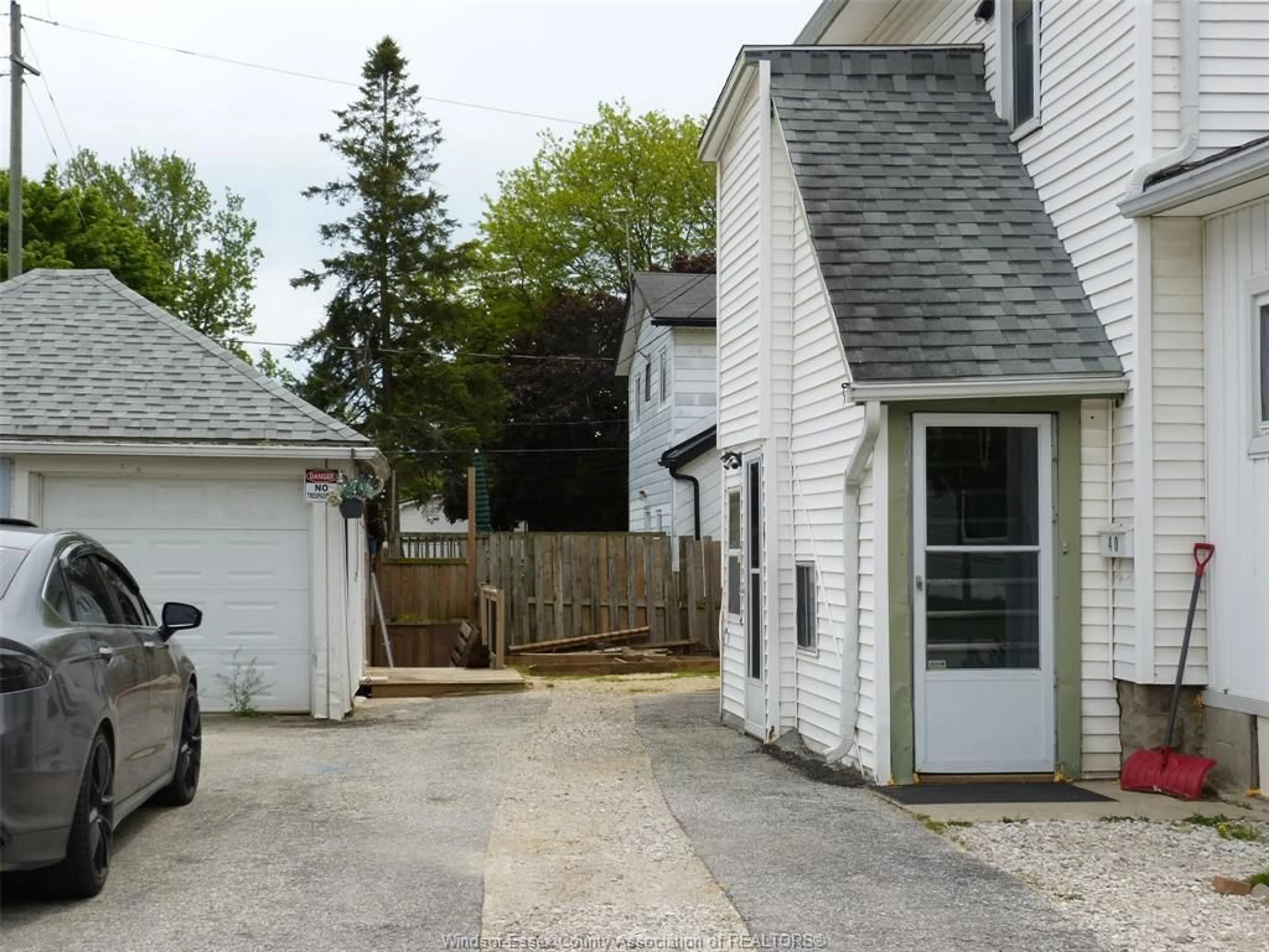 A pic from outside/outdoor area/front of a property/back of a property/a pic from drone, street for 40 ASKEW, Leamington Ontario N8H 1X7