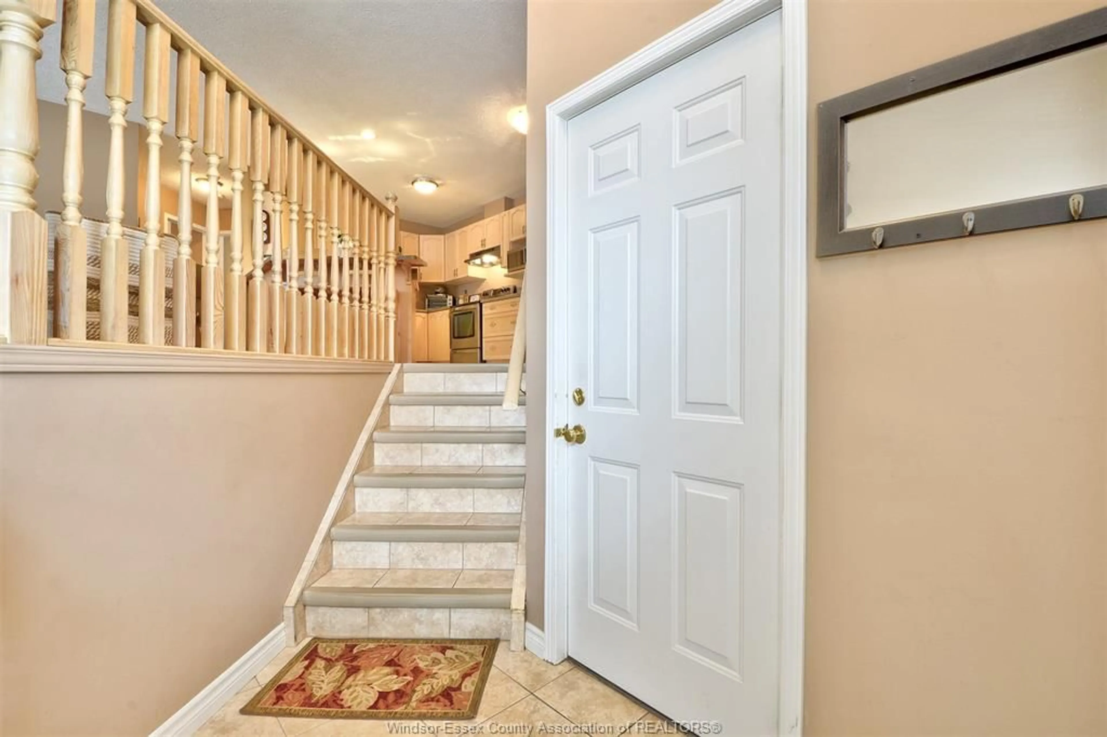 Indoor entryway for 836 MICHAEL Dr, Tecumseh Ontario N8N 5A3