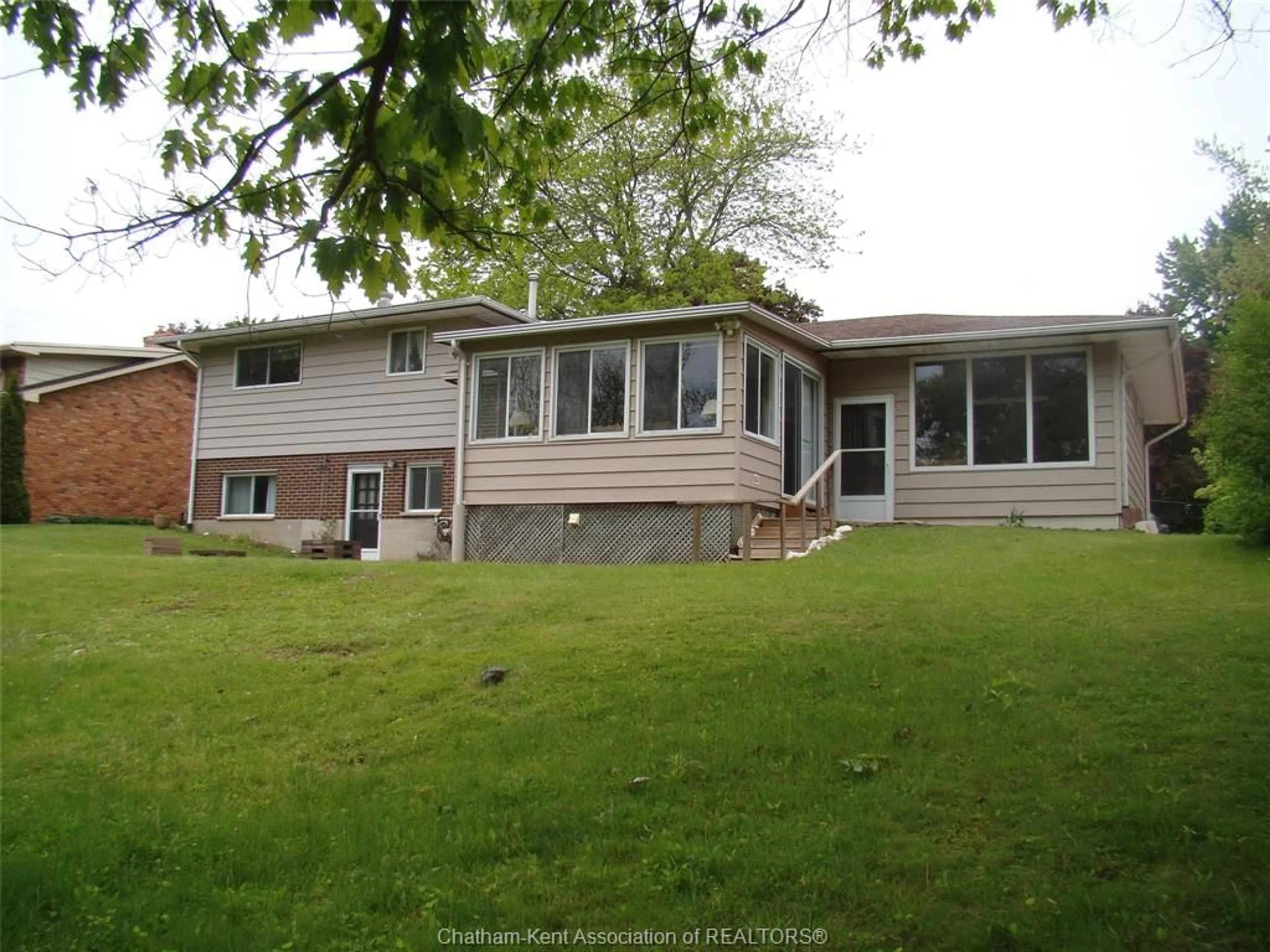 Home with vinyl exterior material, unknown for 28 OAK St, Ridgetown Ontario N0P 2C0