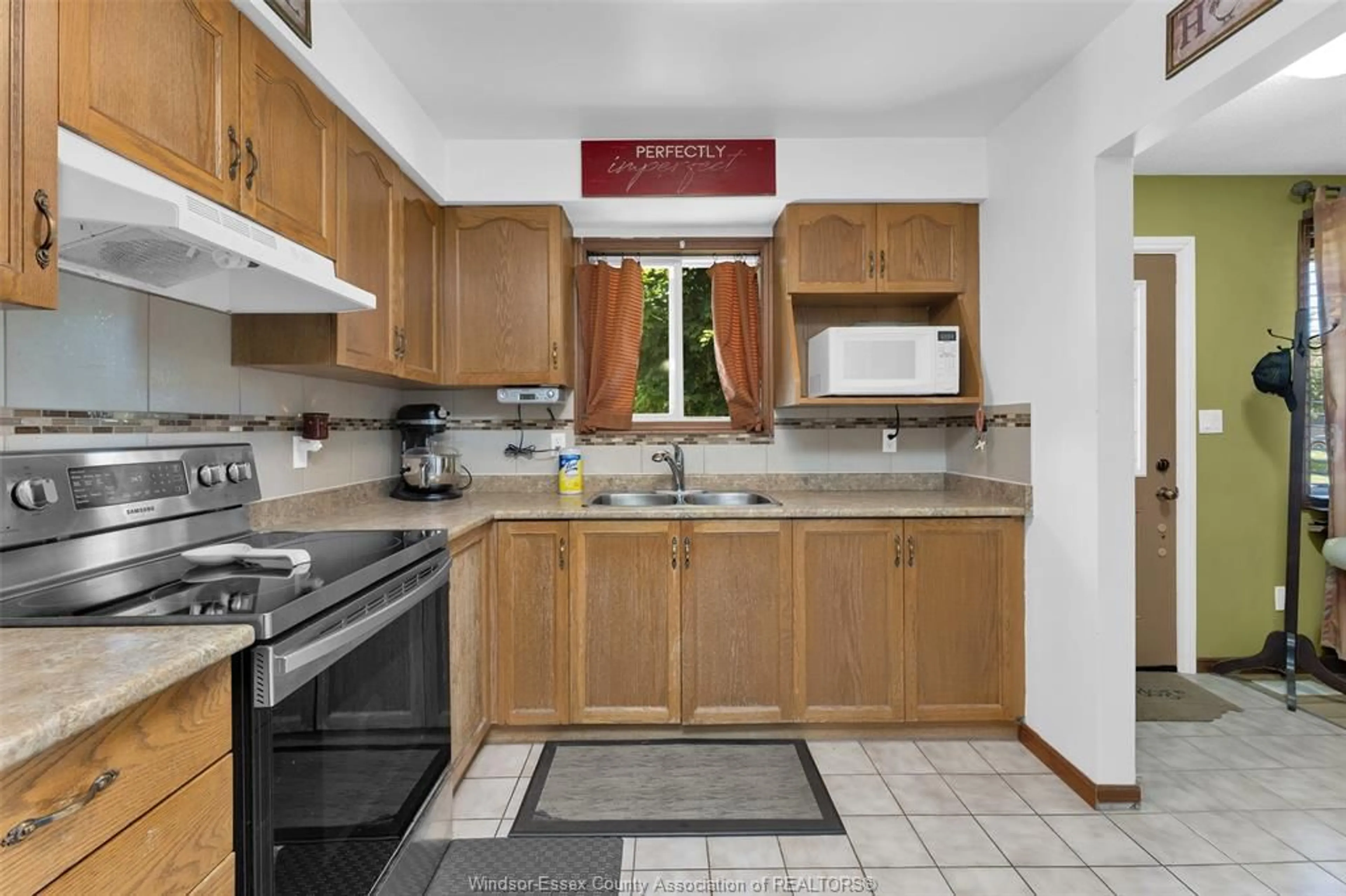 Standard kitchen, ceramic/tile floor for 1525 READING St, Windsor Ontario N8W 5E9