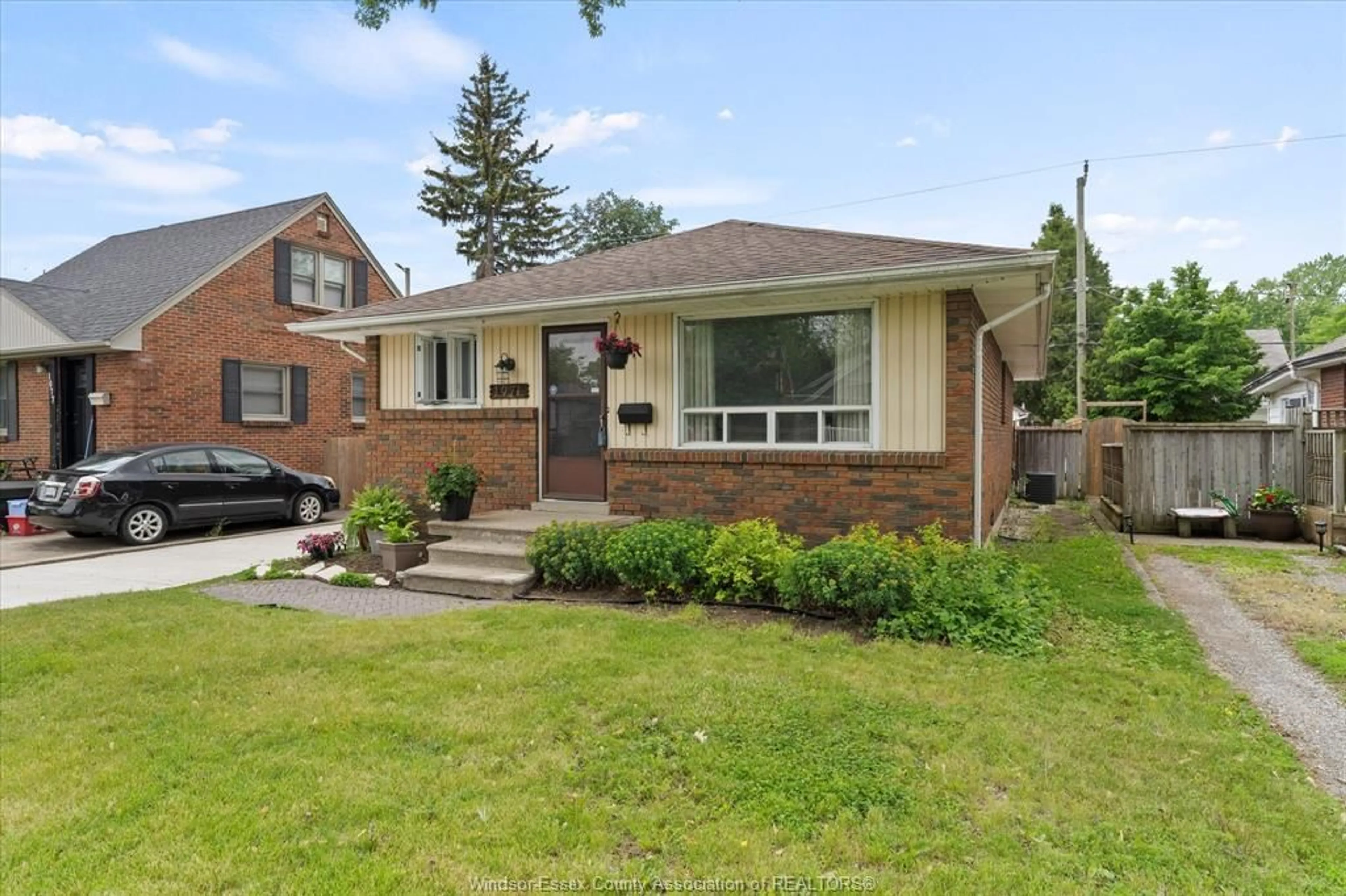 Home with brick exterior material, street for 1071 St Louis, Windsor Ontario N8S 2K0