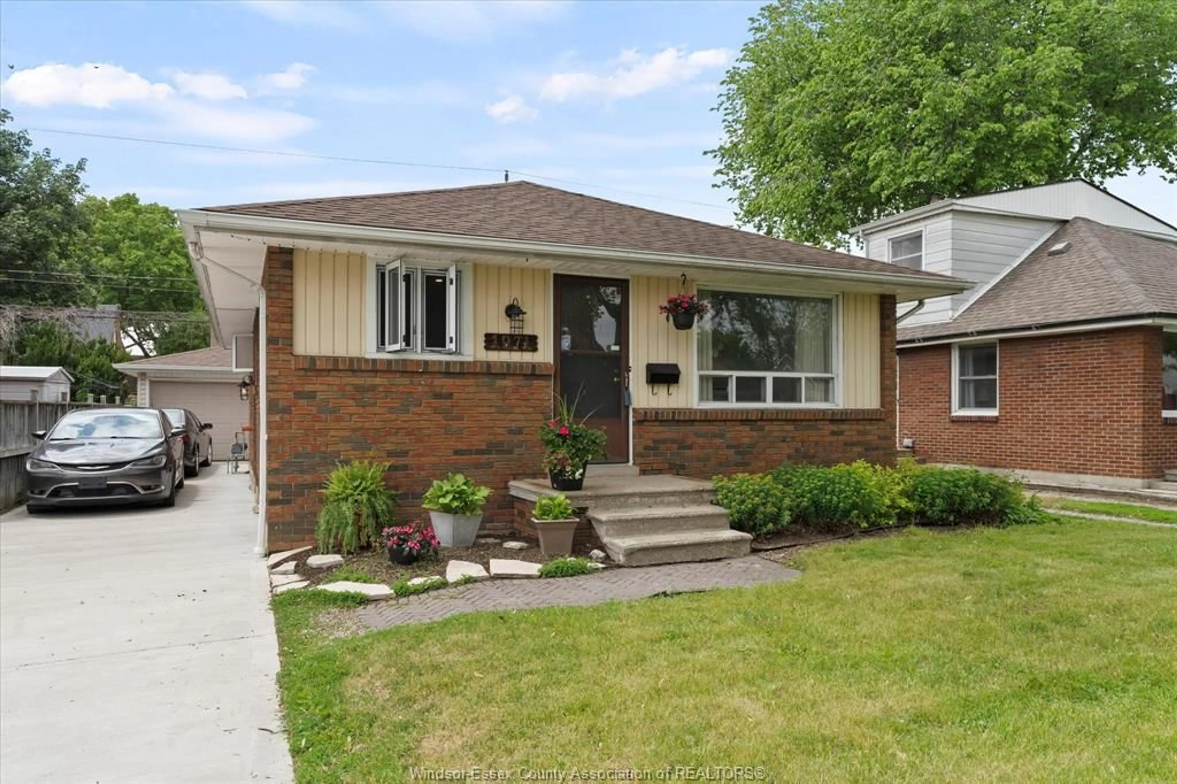 Home with brick exterior material, street for 1071 St Louis, Windsor Ontario N8S 2K0