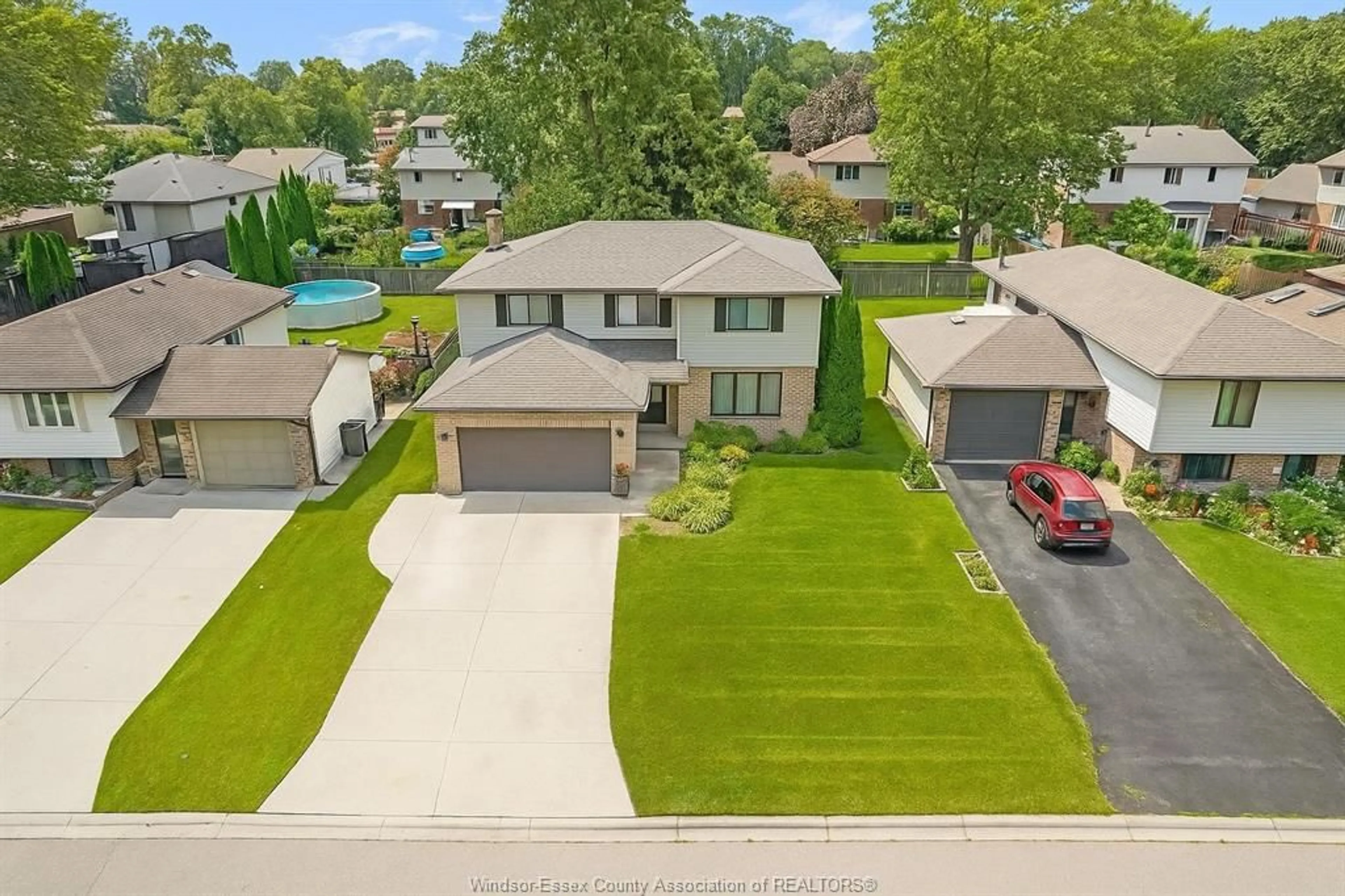 A pic from outside/outdoor area/front of a property/back of a property/a pic from drone, street for 374 Ramblewood Dr, LaSalle Ontario N9J 3B8