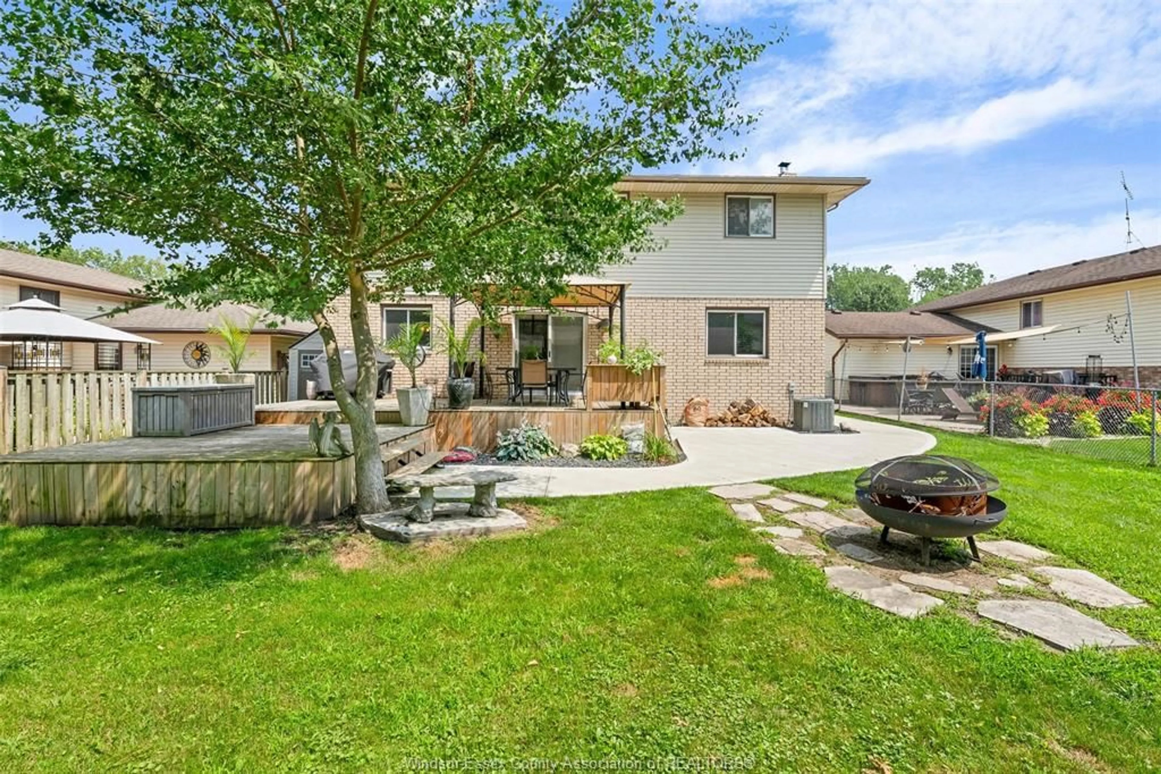 A pic from outside/outdoor area/front of a property/back of a property/a pic from drone, street for 374 Ramblewood Dr, LaSalle Ontario N9J 3B8