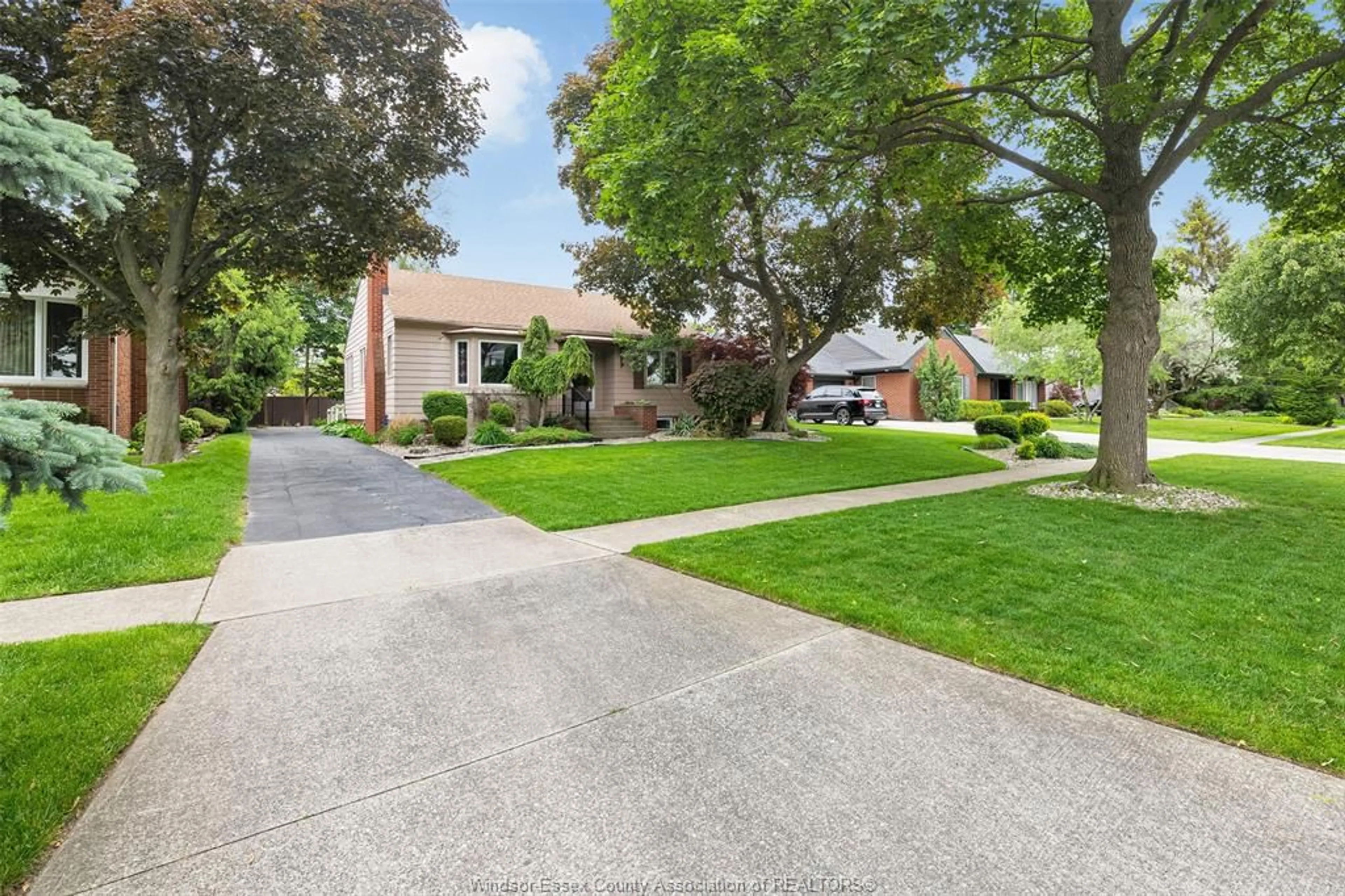 A pic from outside/outdoor area/front of a property/back of a property/a pic from drone, street for 226 REEDMERE Rd, Windsor Ontario N8S 2L4