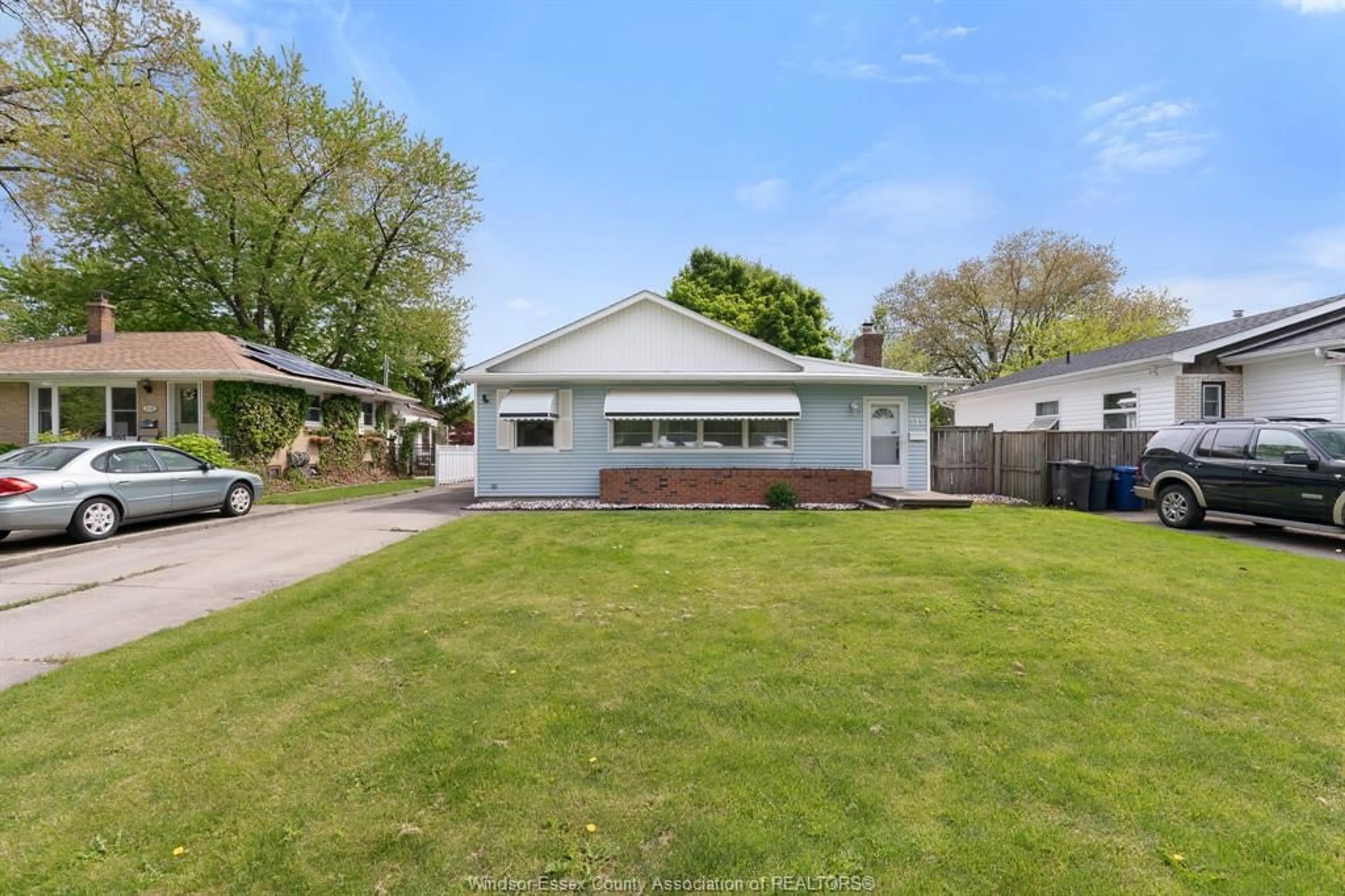 A pic from outside/outdoor area/front of a property/back of a property/a pic from drone, street for 318 ST. PAUL Ave, Windsor Ontario N8S 3K9