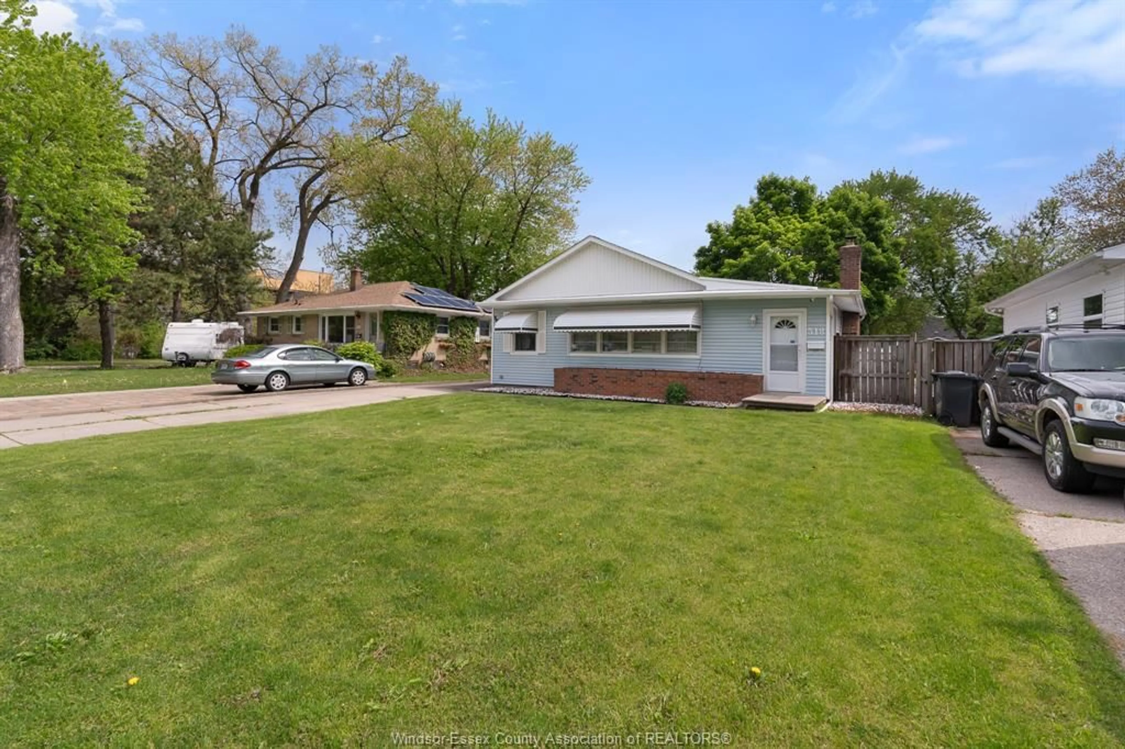 A pic from outside/outdoor area/front of a property/back of a property/a pic from drone, street for 318 ST. PAUL Ave, Windsor Ontario N8S 3K9
