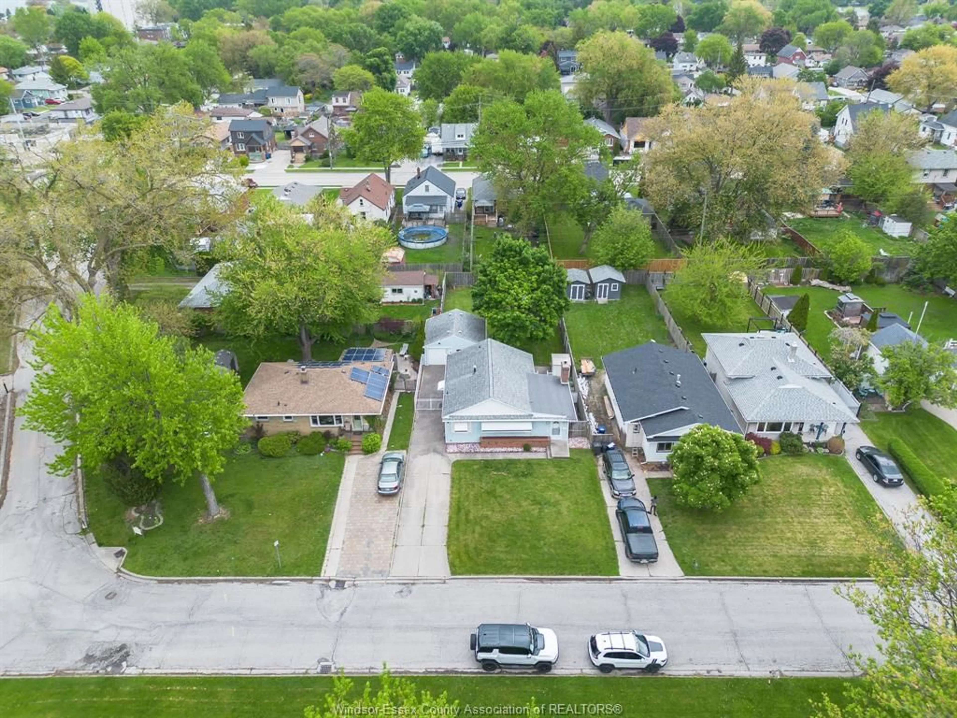 A pic from outside/outdoor area/front of a property/back of a property/a pic from drone, street for 318 ST. PAUL Ave, Windsor Ontario N8S 3K9