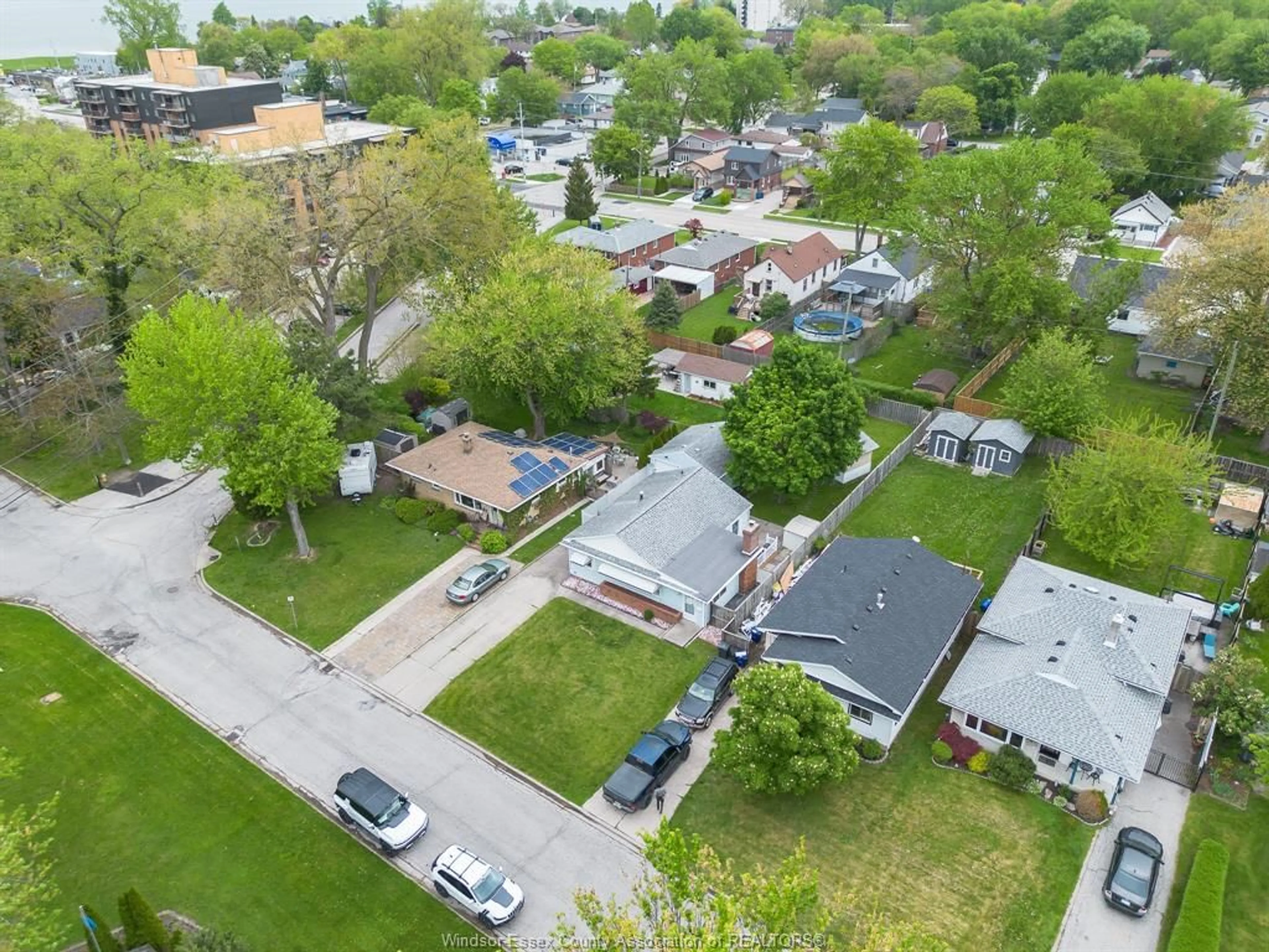A pic from outside/outdoor area/front of a property/back of a property/a pic from drone, street for 318 ST. PAUL Ave, Windsor Ontario N8S 3K9