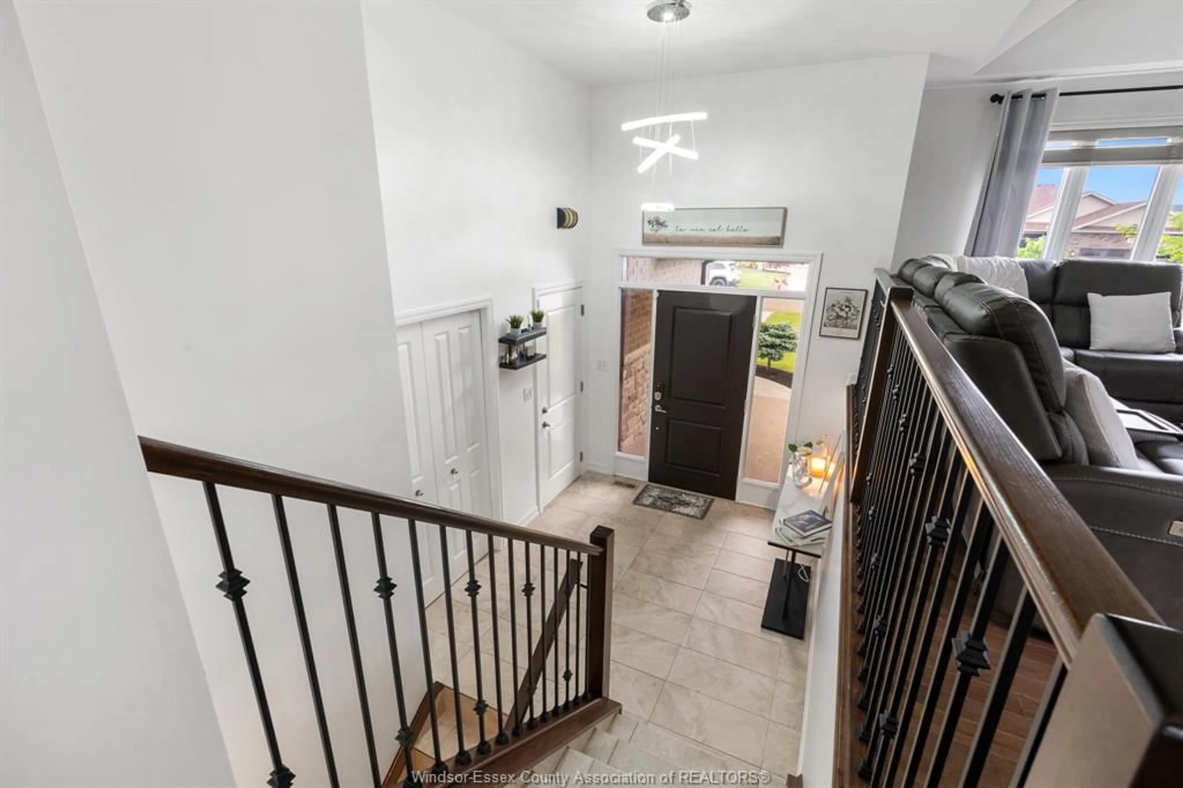Indoor foyer for 437 BROWN Cres, Amherstburg Ontario N9V 0C1