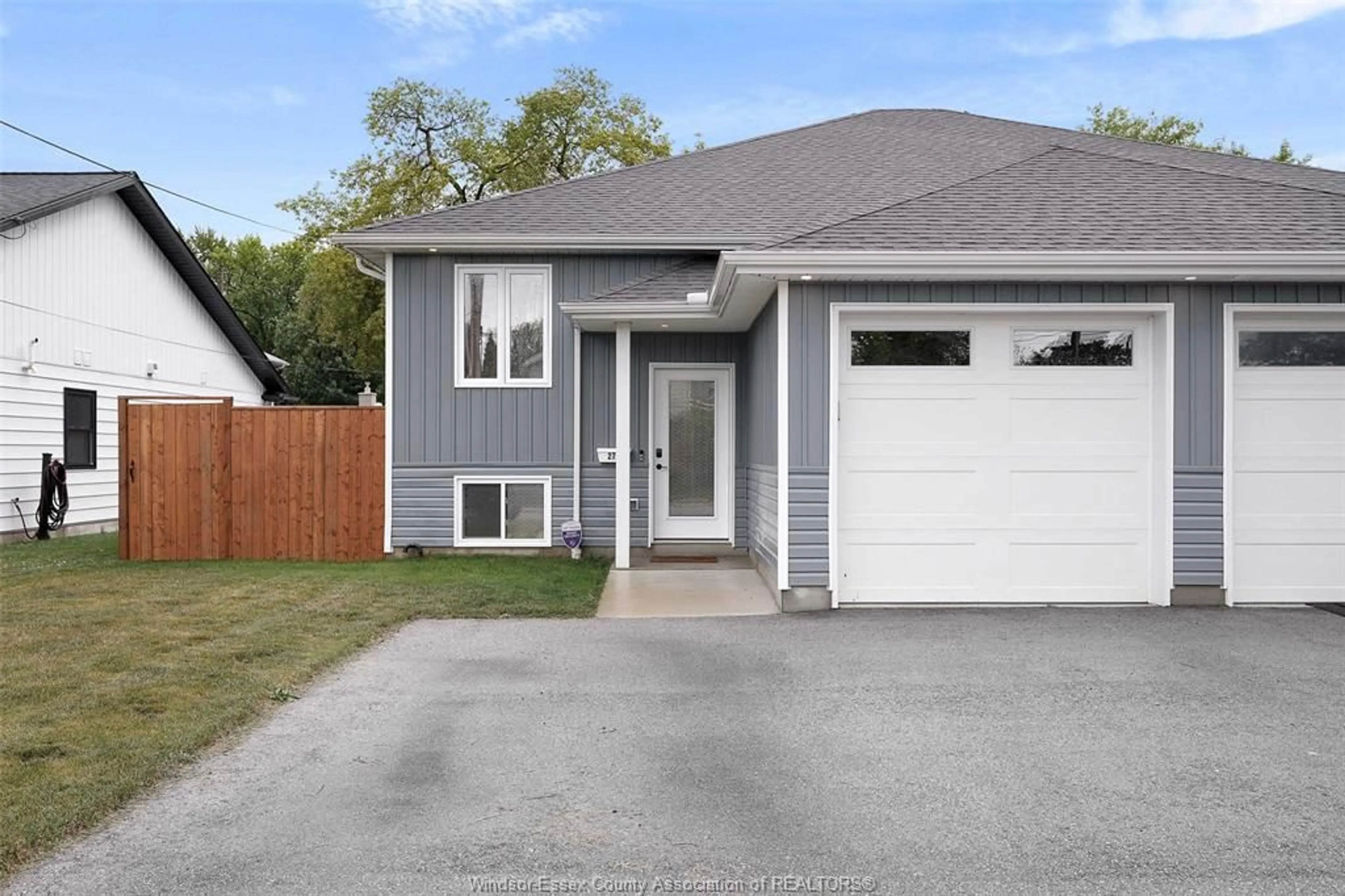 Home with vinyl exterior material, street for 275 GLASS Ave, Kingsville Ontario N9Y 1M1
