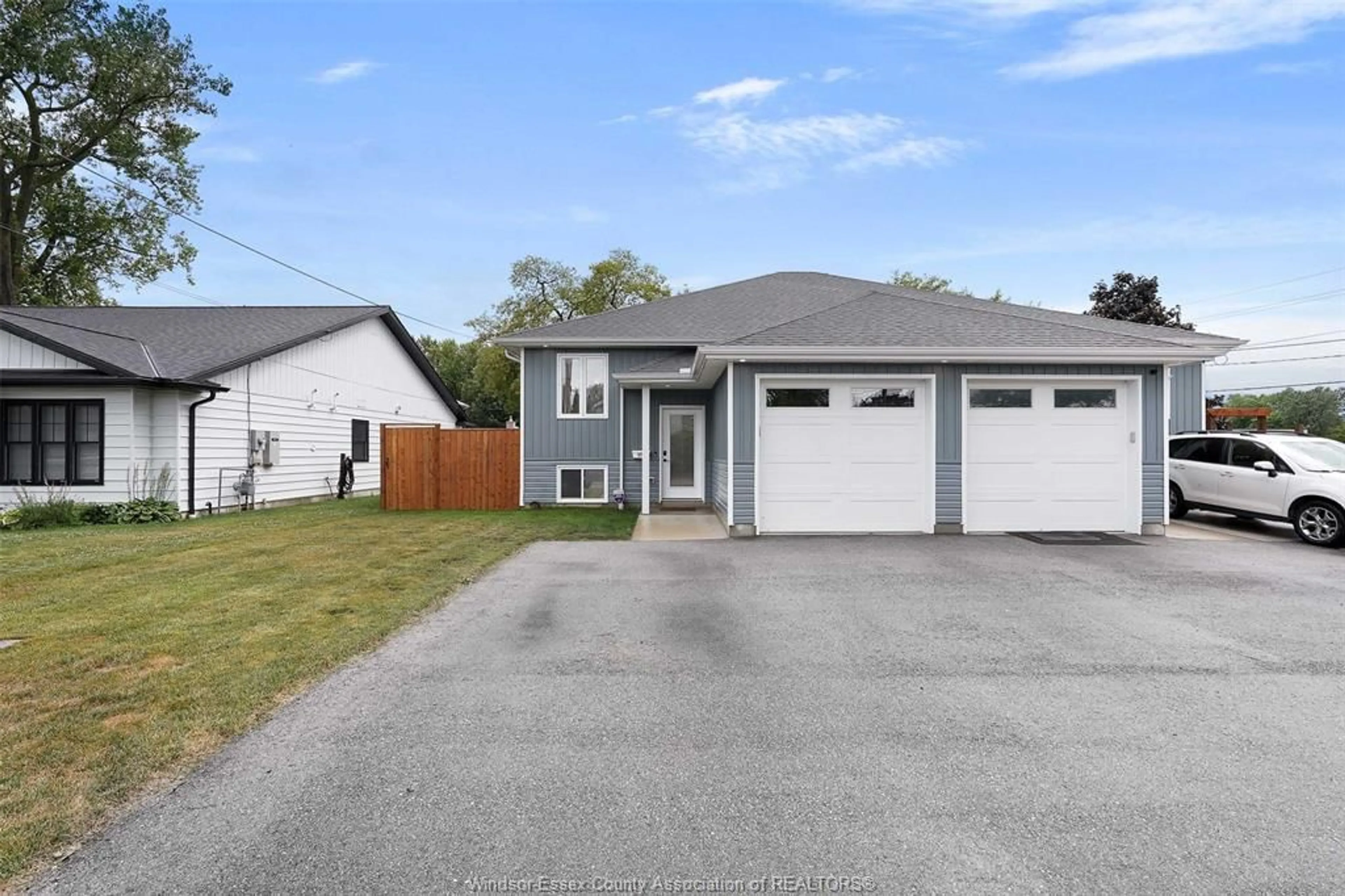 Home with vinyl exterior material, street for 275 GLASS Ave, Kingsville Ontario N9Y 1M1