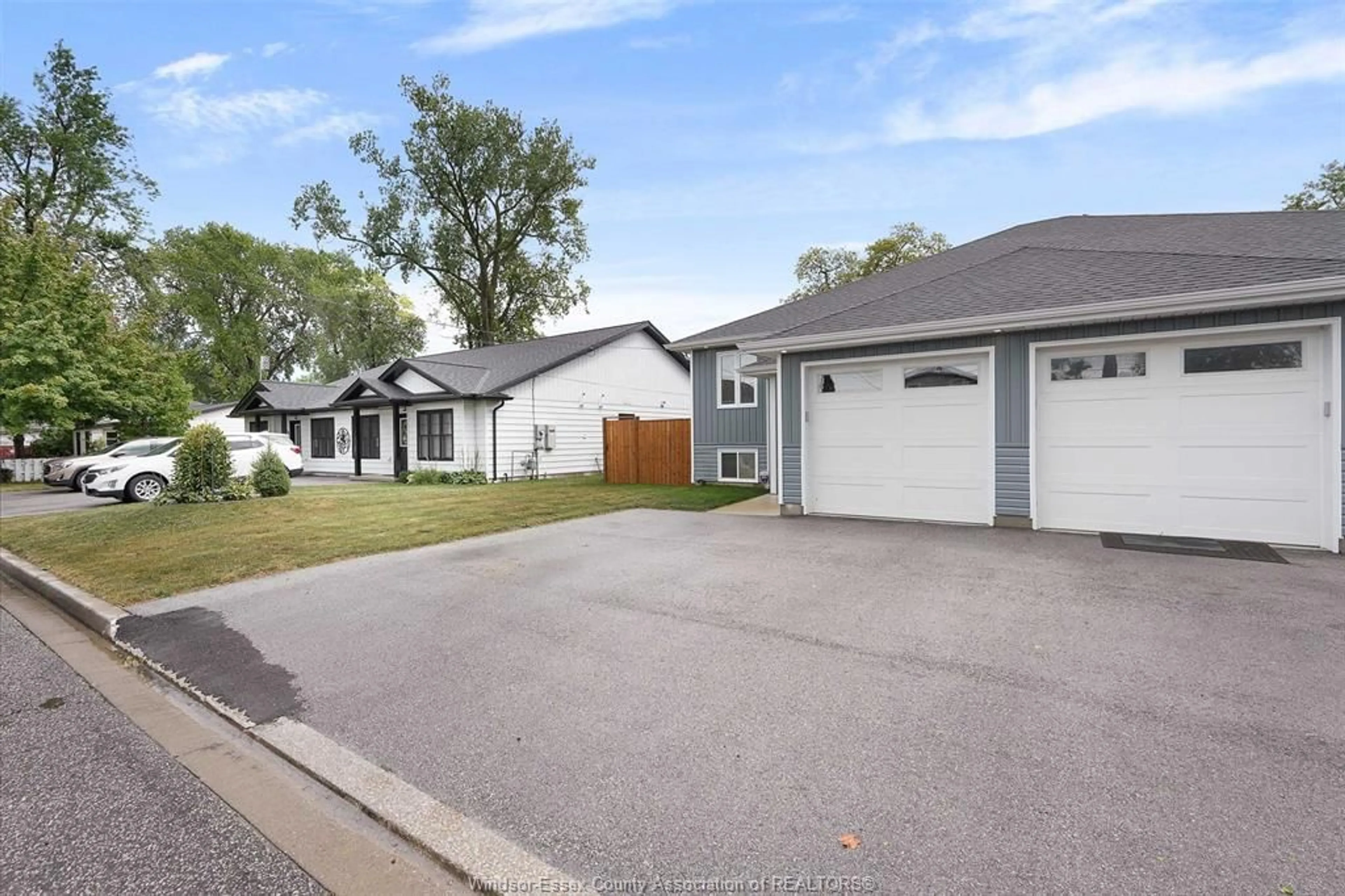Home with vinyl exterior material, street for 275 GLASS Ave, Kingsville Ontario N9Y 1M1