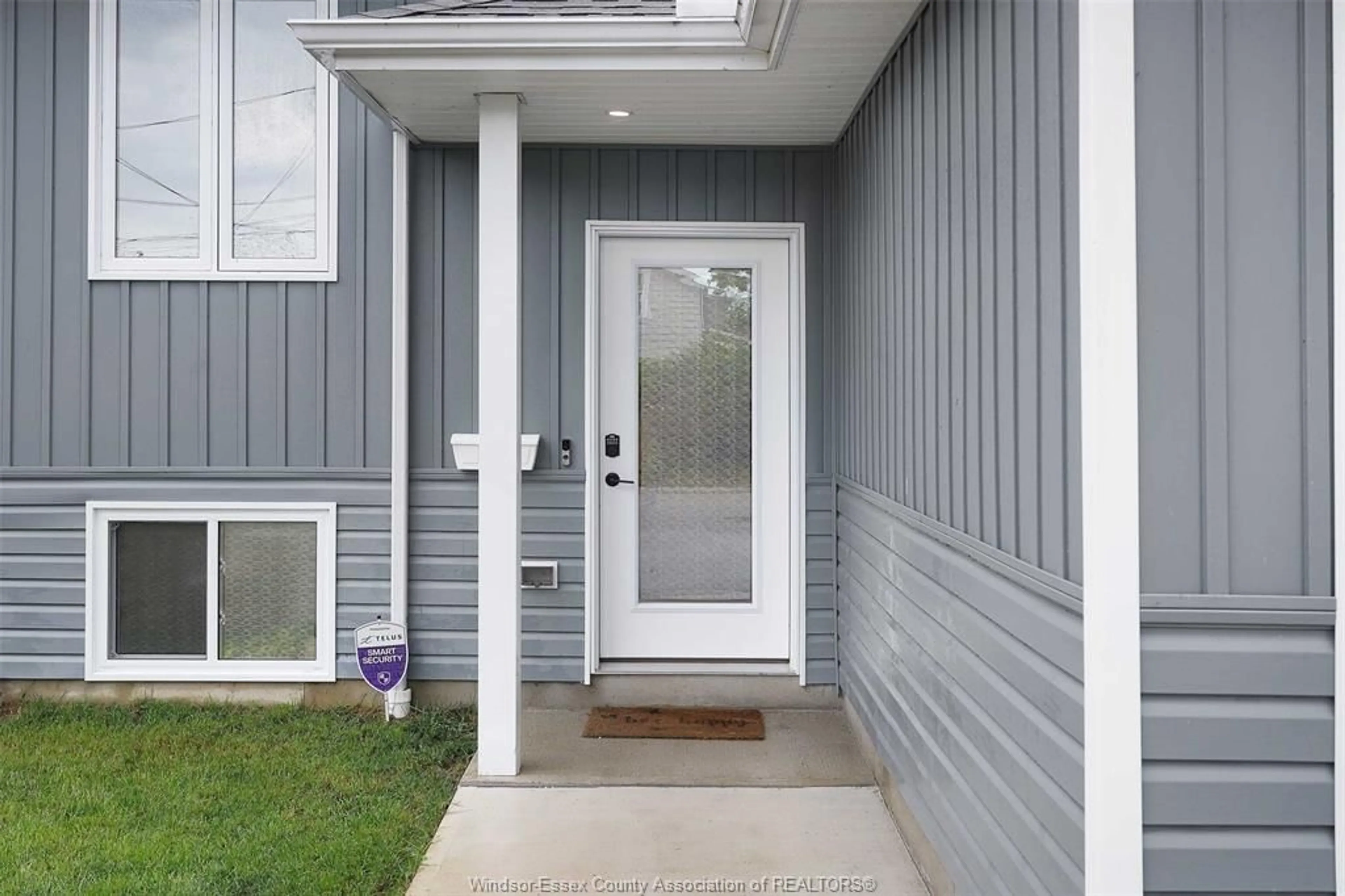 Home with vinyl exterior material, street for 275 GLASS Ave, Kingsville Ontario N9Y 1M1