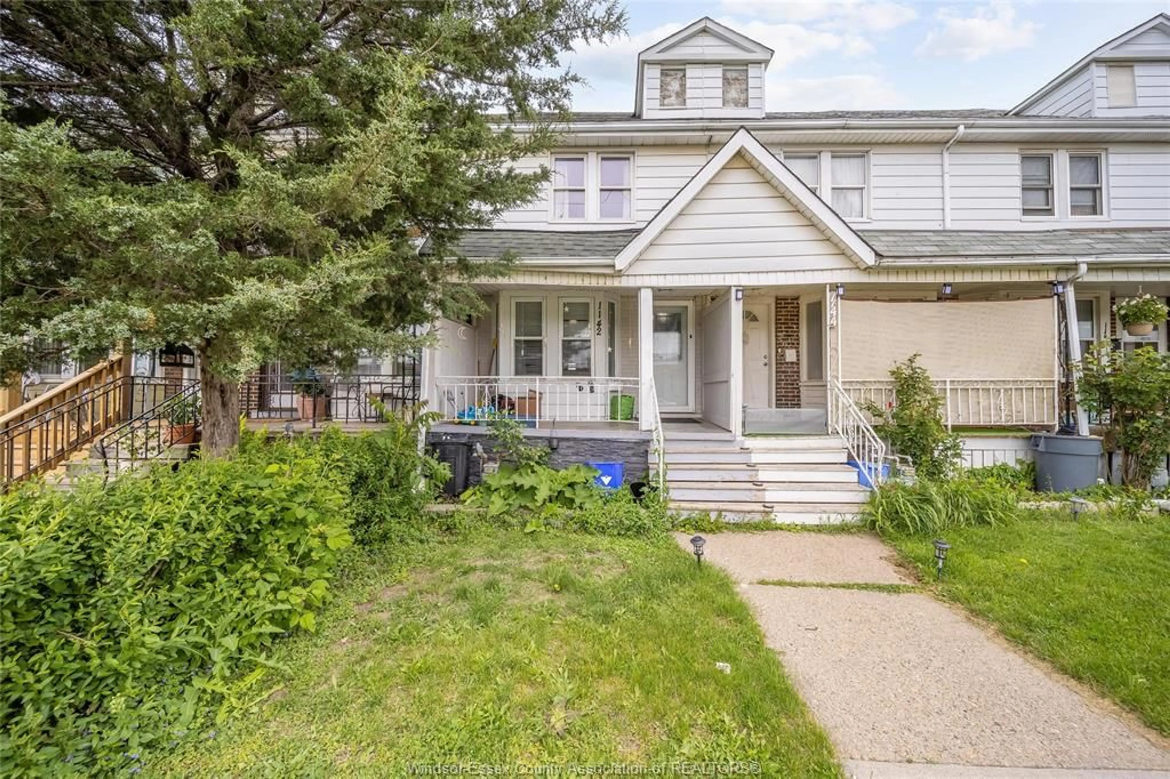 Home with vinyl exterior material, street for 1142 MERCER St, Windsor Ontario N9A 1N9