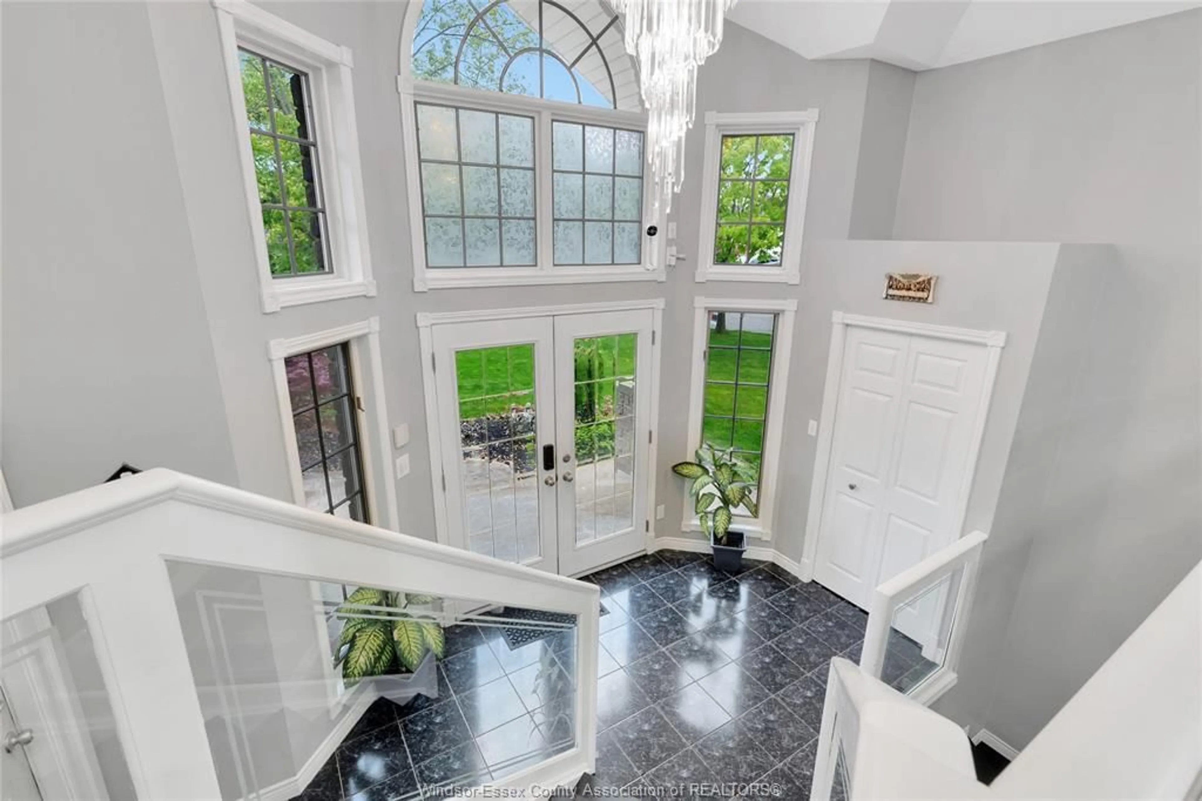 Indoor entryway for 10884 BRENTWOOD Cres, Windsor Ontario N8R 2H8