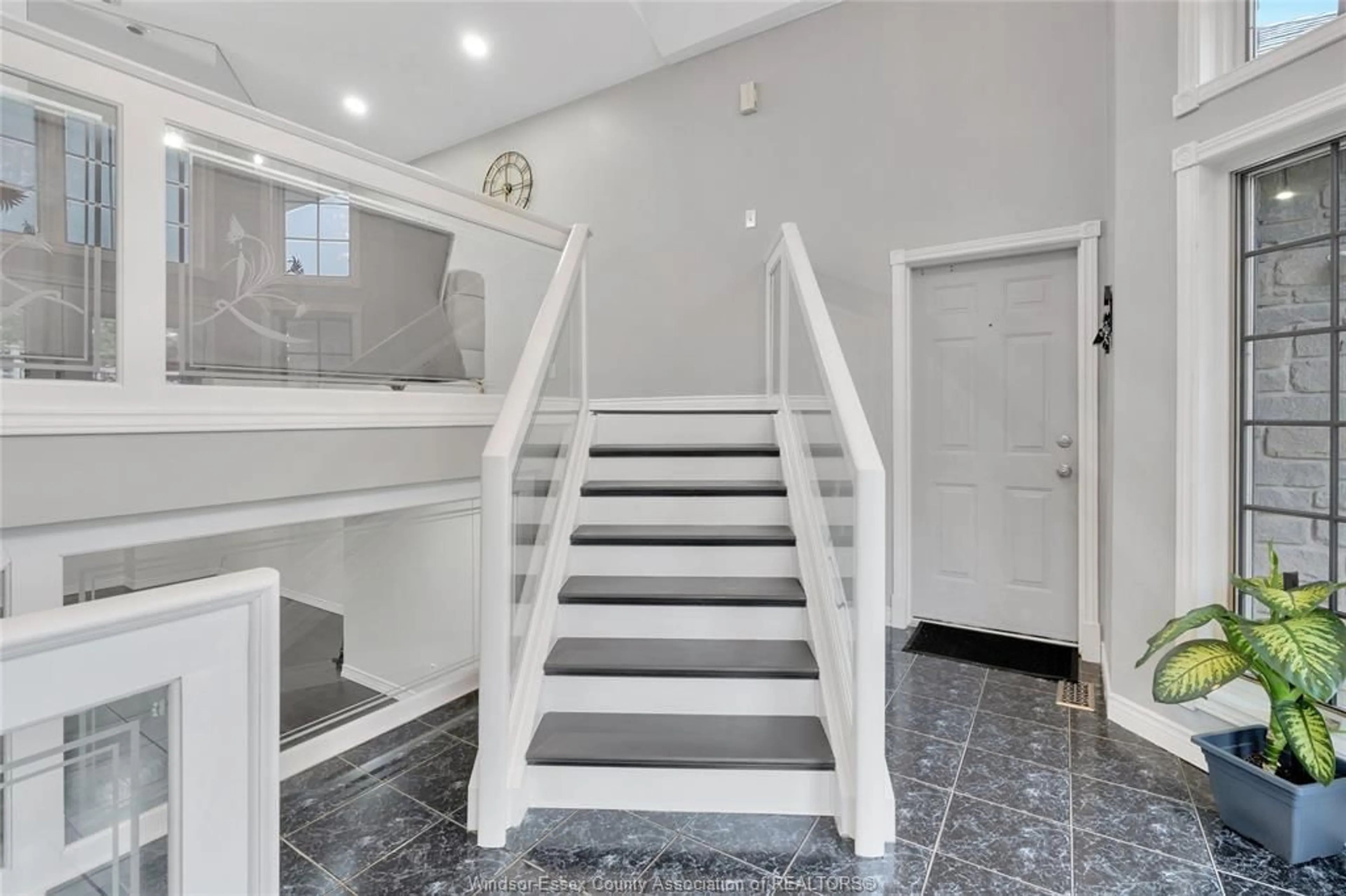 Stairs for 10884 BRENTWOOD Cres, Windsor Ontario N8R 2H8