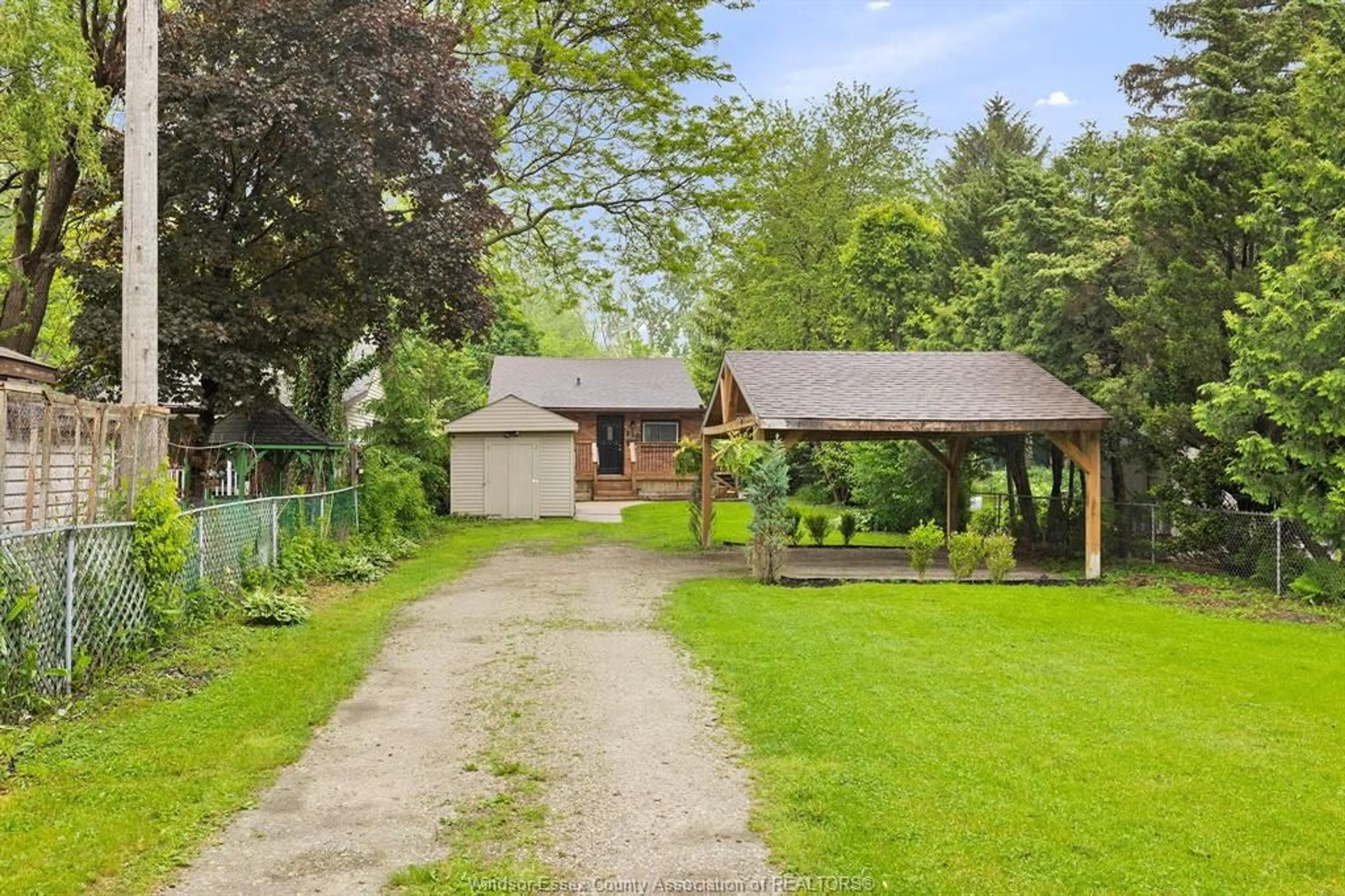 A pic from outside/outdoor area/front of a property/back of a property/a pic from drone, street for 850 RIVERDALE Ave, Windsor Ontario N8S 4C1
