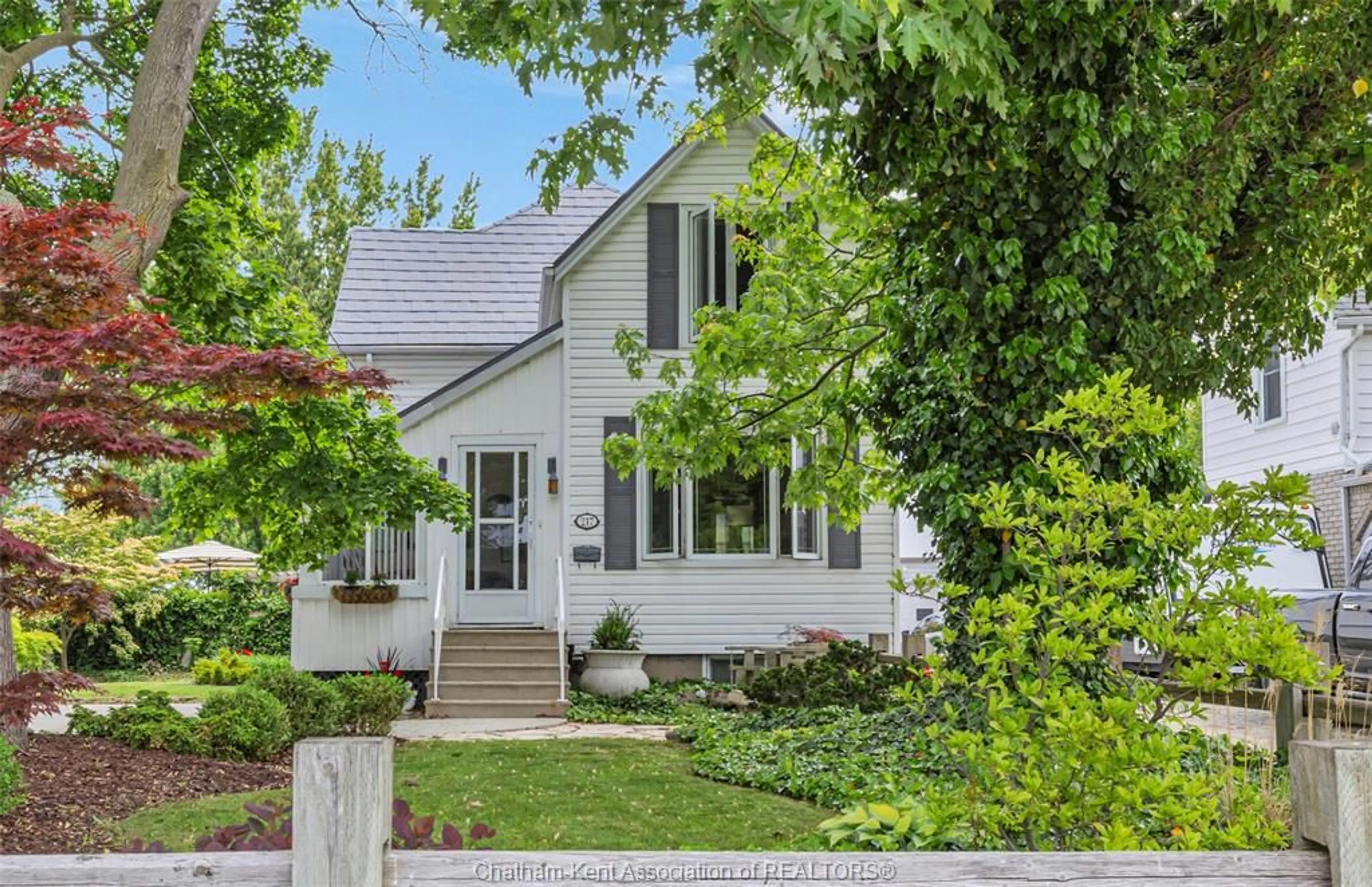 Home with vinyl exterior material, street for 217 INSHES Ave, Chatham Ontario N7M 2Z5