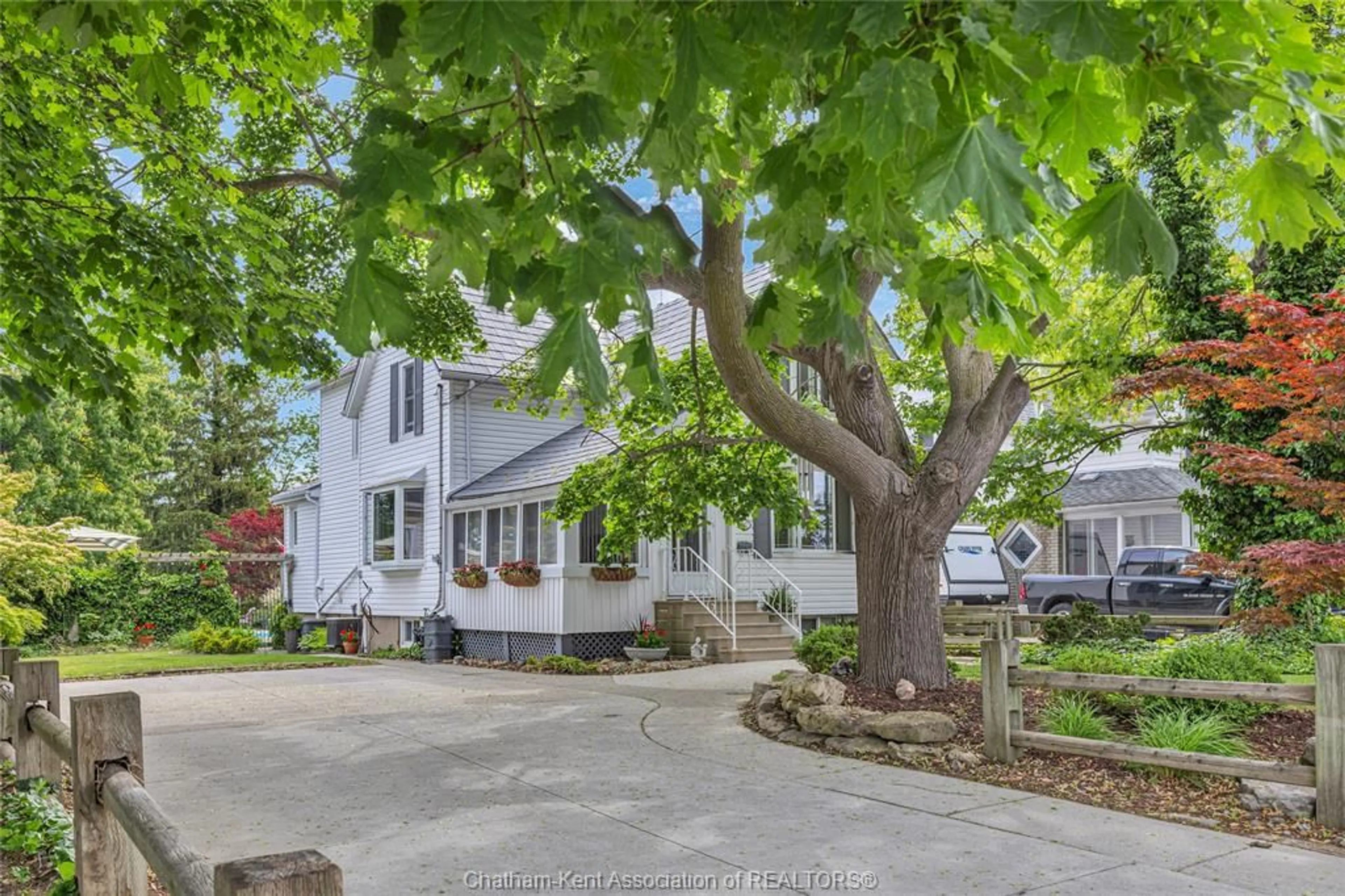 A pic from outside/outdoor area/front of a property/back of a property/a pic from drone, street for 217 INSHES Ave, Chatham Ontario N7M 2Z5