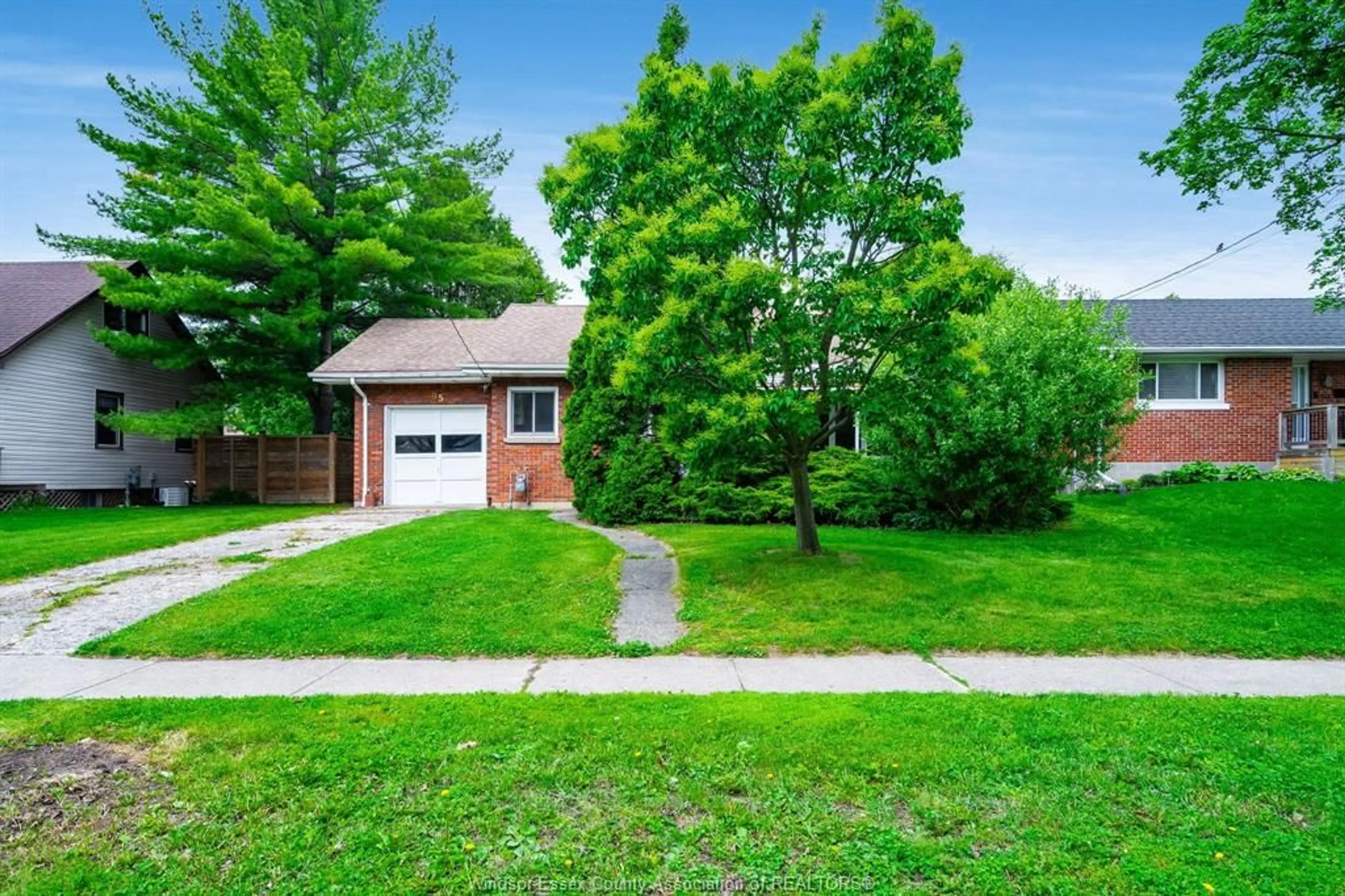 A pic from outside/outdoor area/front of a property/back of a property/a pic from drone, street for 95 TWEEDSMUIR Ave, Chatham Ontario N7M 3Z7