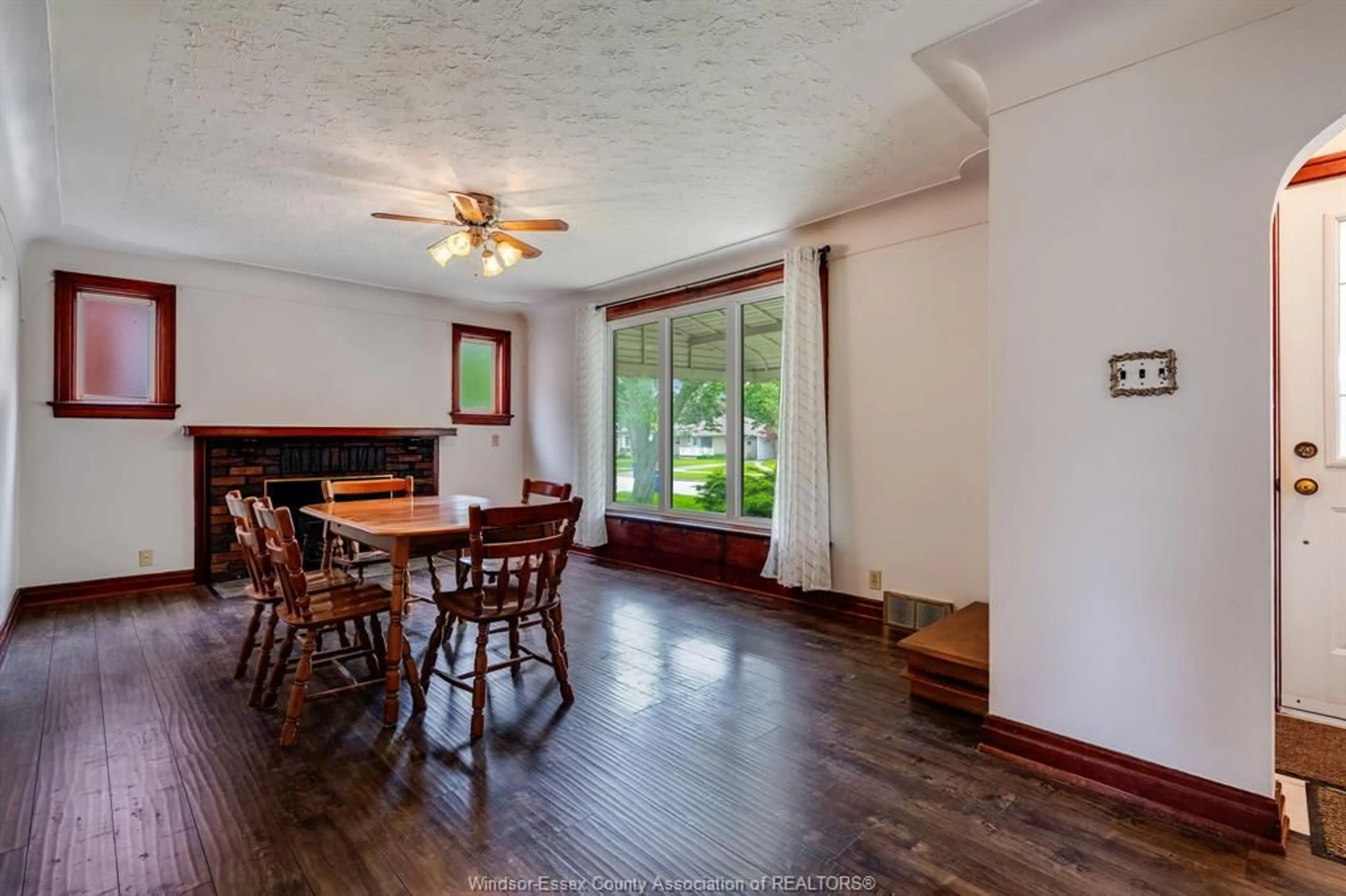 Dining room, wood/laminate floor for 95 TWEEDSMUIR Ave, Chatham Ontario N7M 3Z7