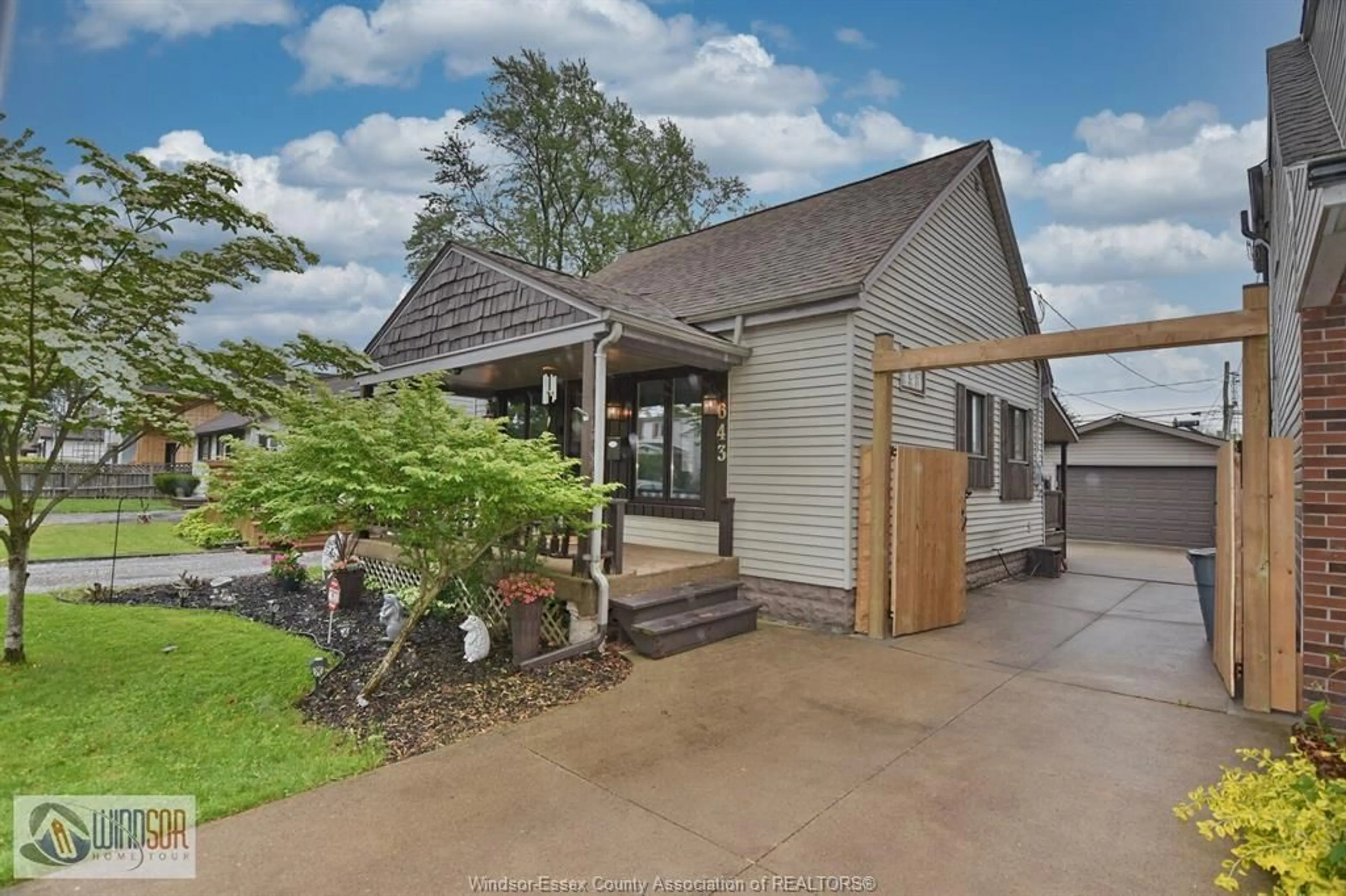 A pic from outside/outdoor area/front of a property/back of a property/a pic from drone, unknown for 643 ALEXANDRINE St, Windsor Ontario N8X 3C1
